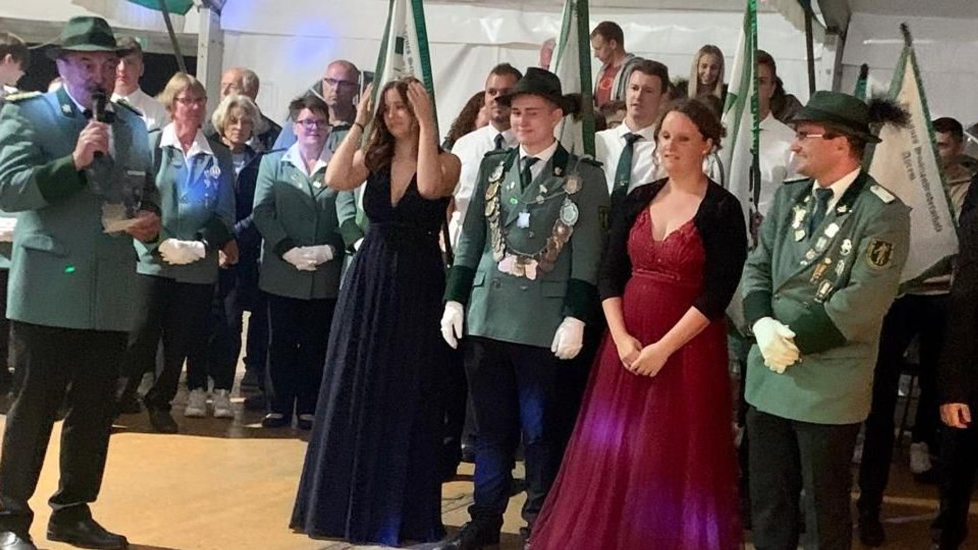 Uniformierte Mitglieder des Schützenvereins in mehreren Reihen.
