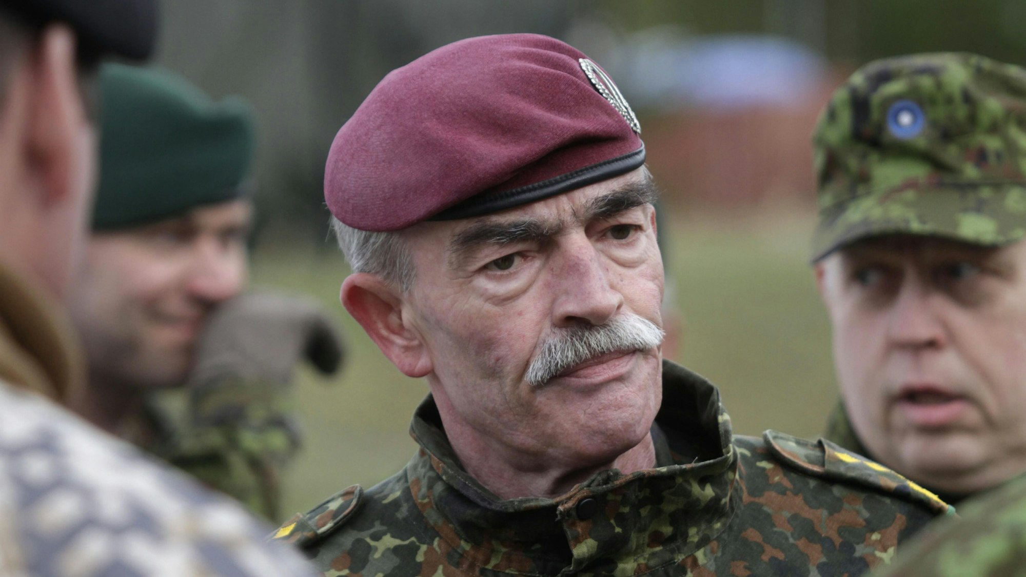 Ex-Nato-General Hans-Lothar Domroese blickt in die Kamera, er trägt Uniform.
