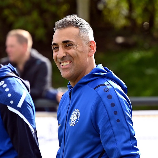 Porträt des Fußballtrainers Ali Meybodi