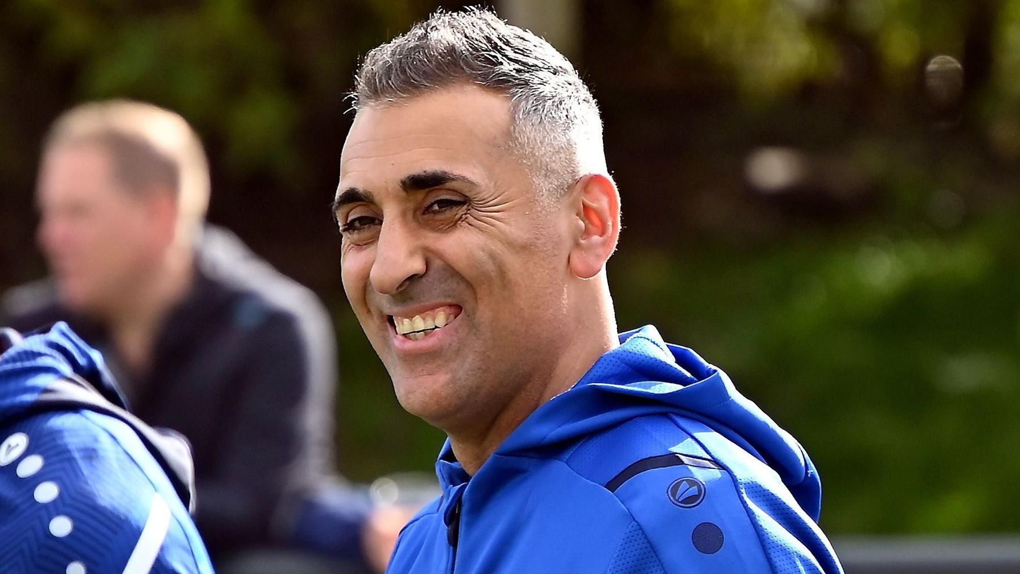 Porträt des Fußballtrainers Ali Meybodi