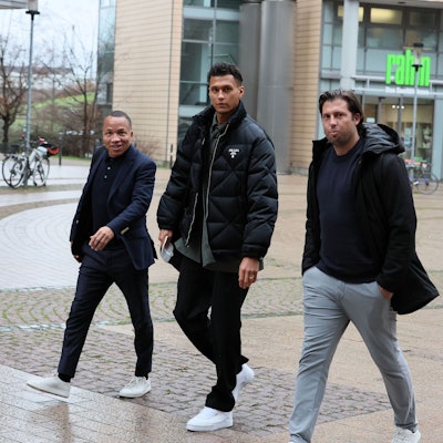 1. FC Köln, Mediapark-Klinik, Davie Selke (Mitte) auf dem Weg zum Medizincheck.
