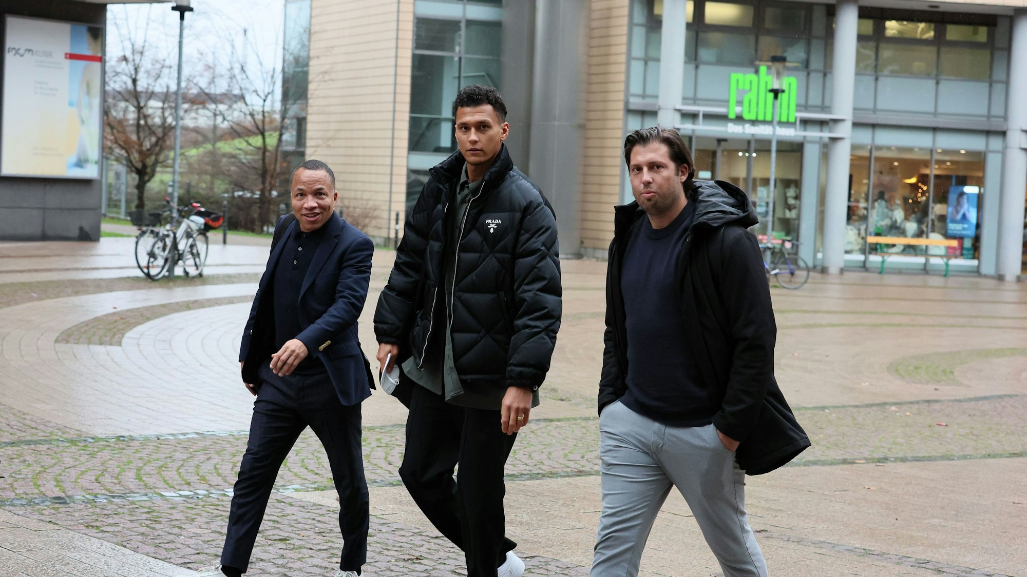 1. FC Köln, Mediapark-Klinik, Davie Selke (Mitte) auf dem Weg zum Medizincheck.