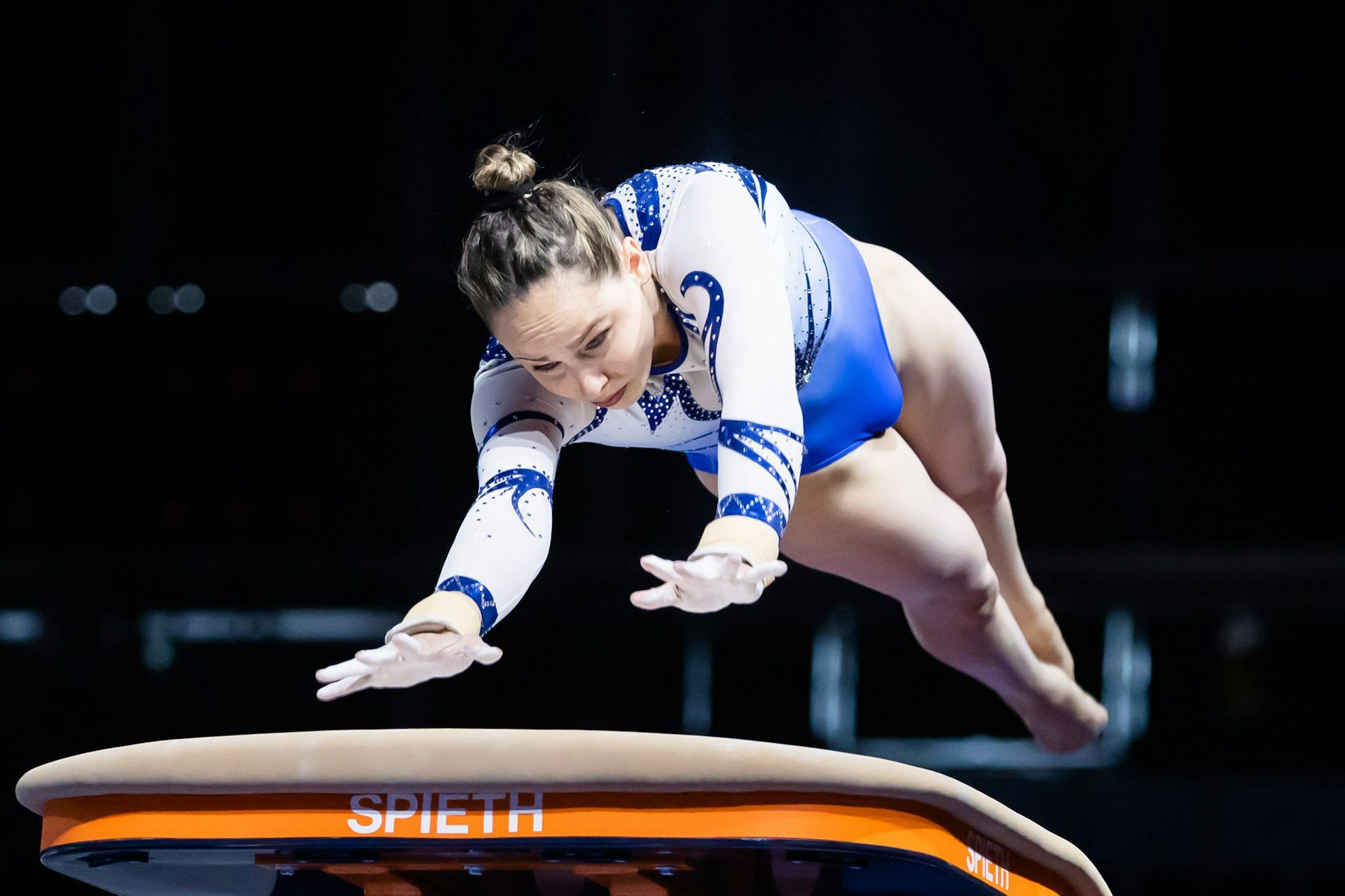 25.06.2022, Berlin: Turnen: Deutsche Meisterschaft, Gerätefinals 1 Frauen, Sprung. Sarah Voss in Aktion. Foto: Christoph Soeder/dpa +++ dpa-Bildfunk +++
