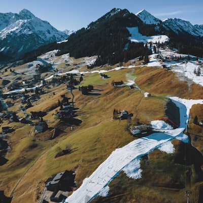 Österreich, Riezlern: Freizeitsportler fahren auf einer Kunstschneepiste Ski.