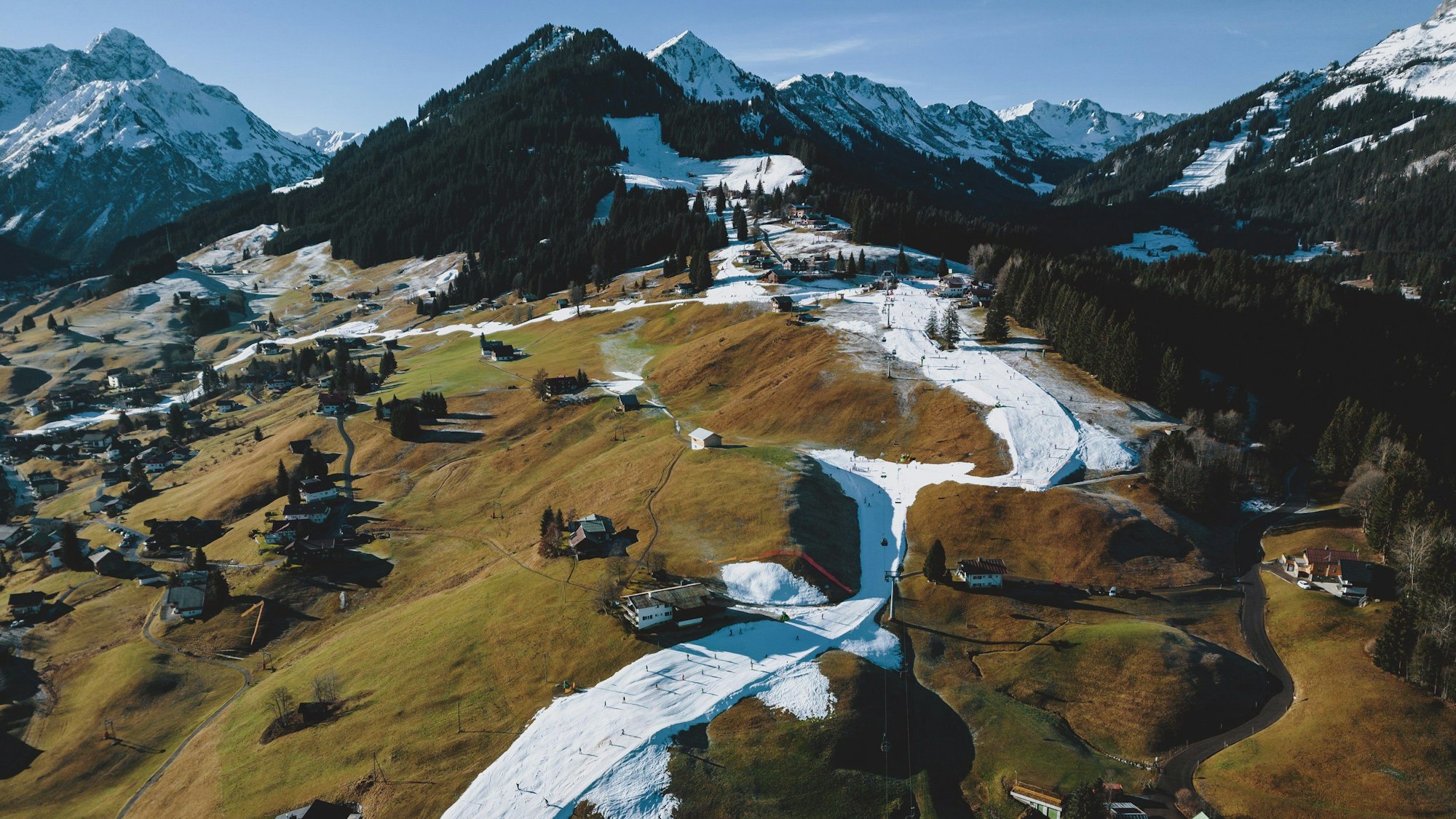 Österreich, Riezlern: Freizeitsportler fahren auf einer Kunstschneepiste Ski.