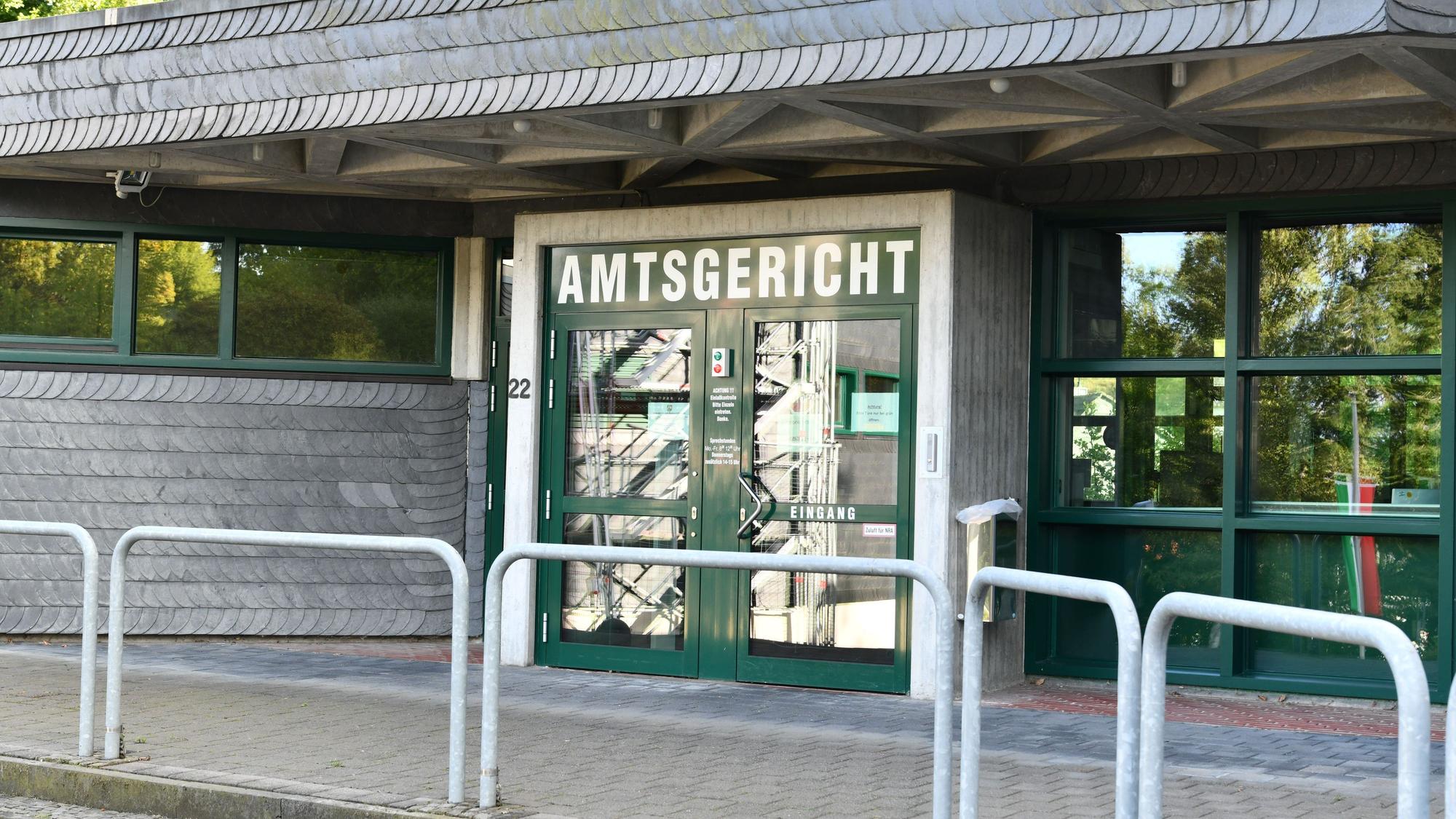 Außenansicht mit Bügelabsperrungen bei gutem Wetter.