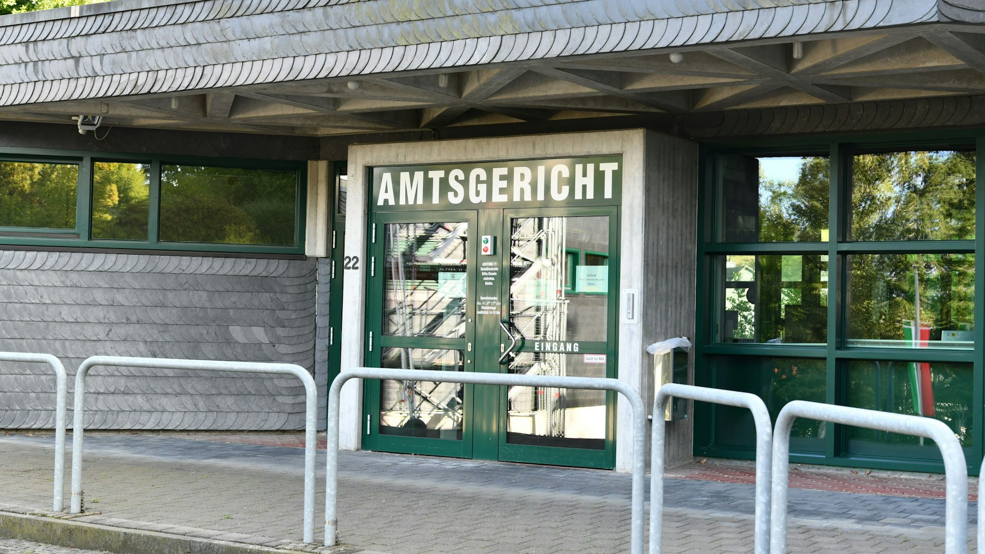Außenansicht mit Bügelabsperrungen bei gutem Wetter.