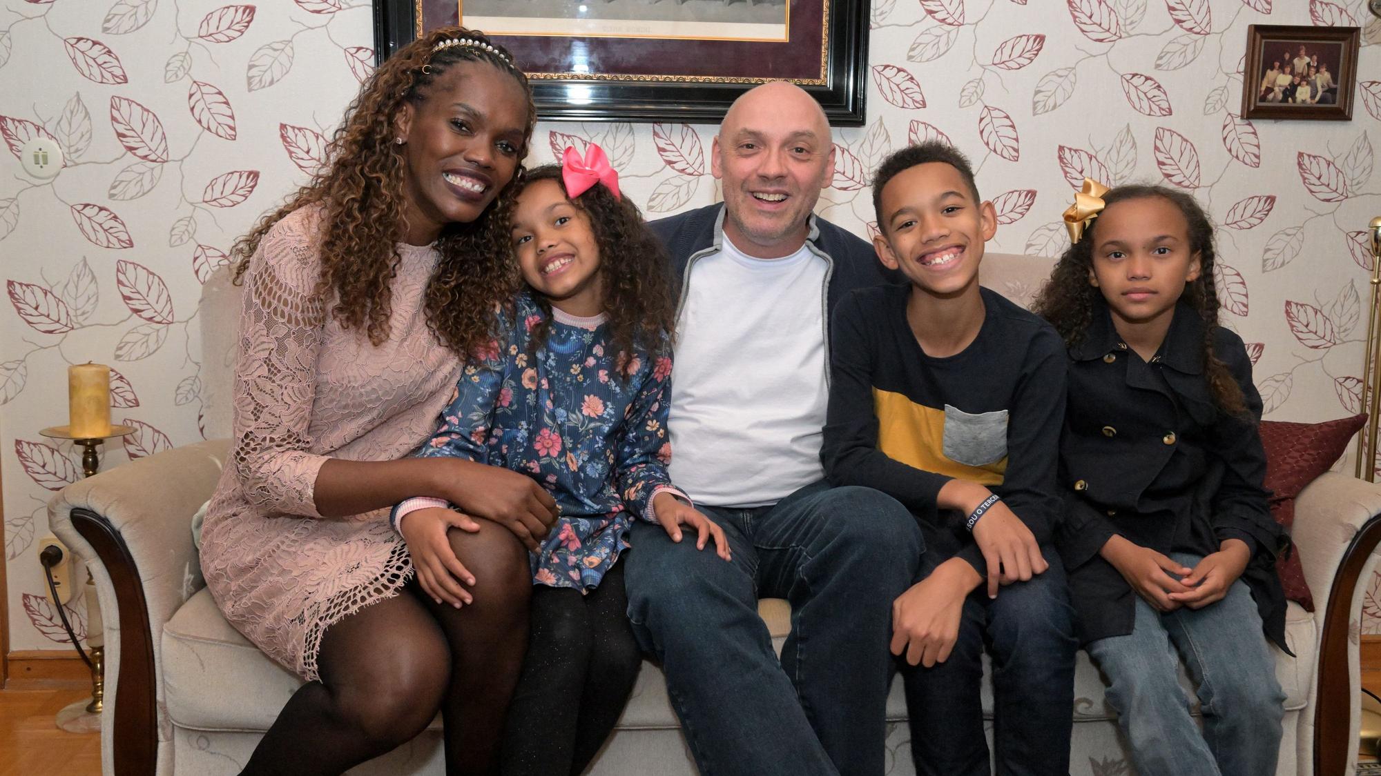 Stefan Siemons mit seiner Ehefrau Camilla und den Kindern Sophia, Davi Christopher und Milena.