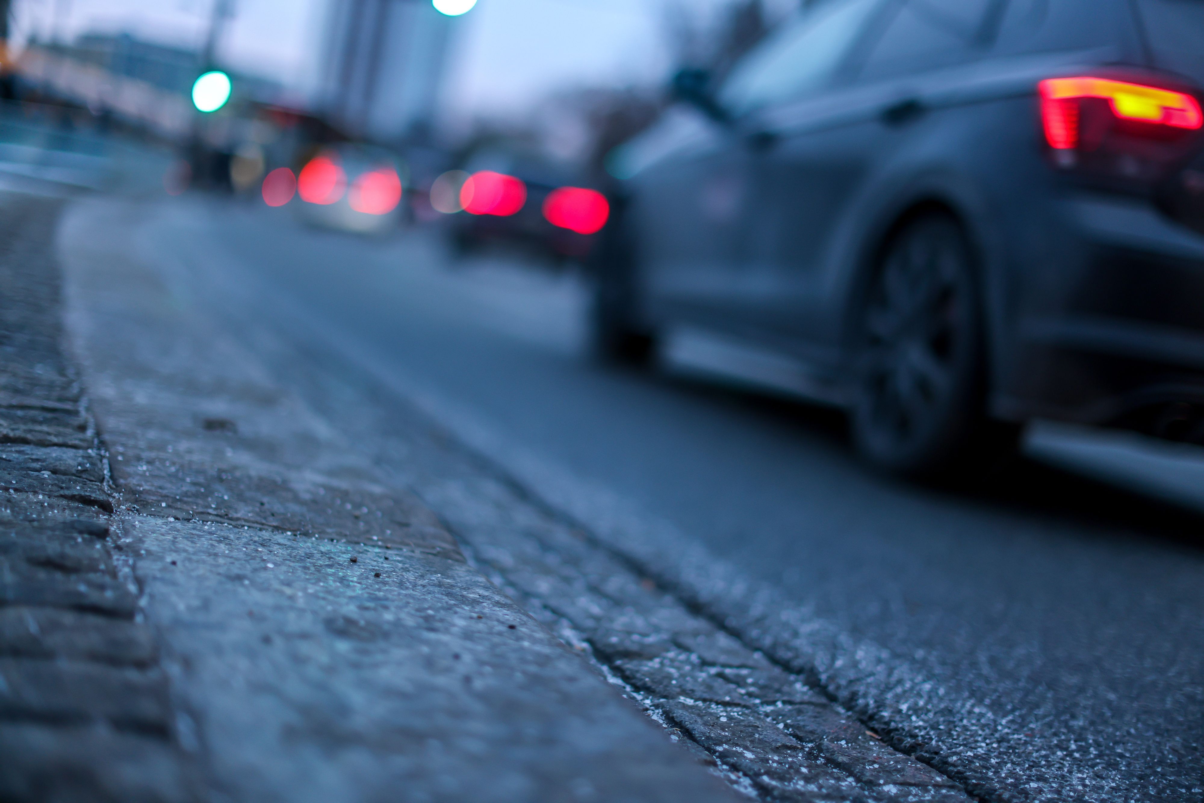 Autos auf einer Straße im Dämmerlicht. (Symbolbild)