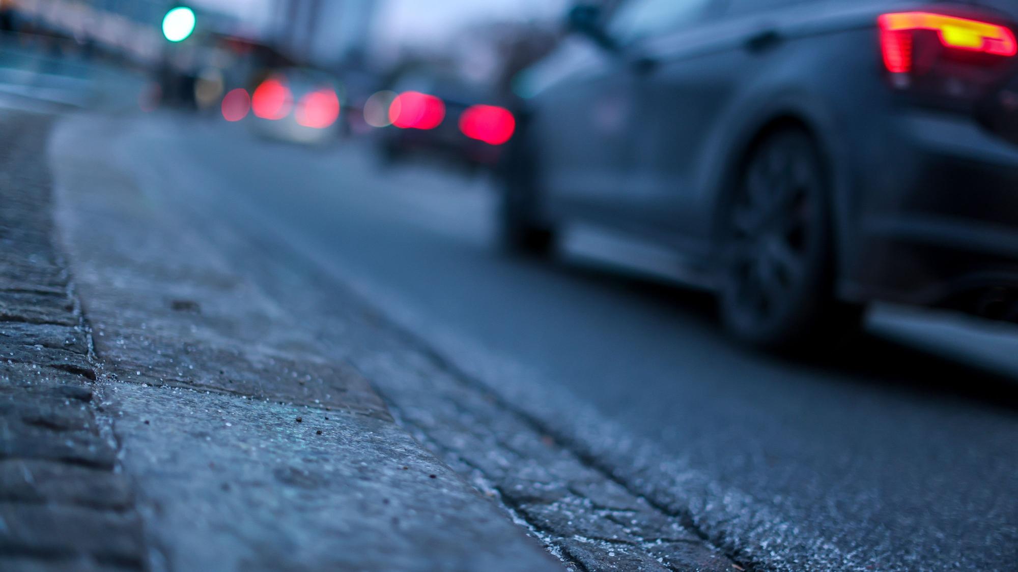 Autos auf einer Straße im Dämmerlicht. (Symbolbild)