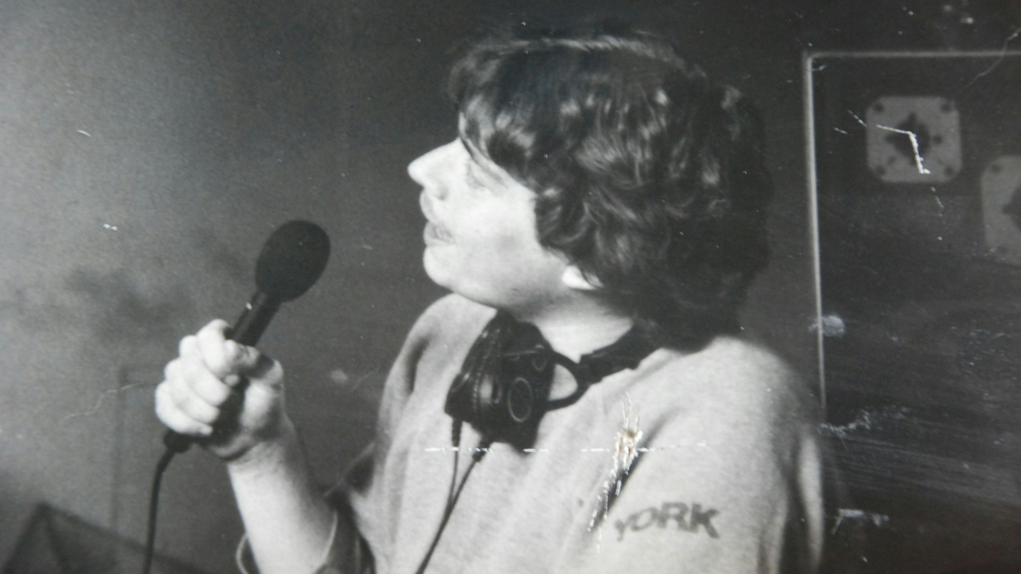 Kaiser mit Mikro und Kopfhörern in seinem Kinderzimmer.