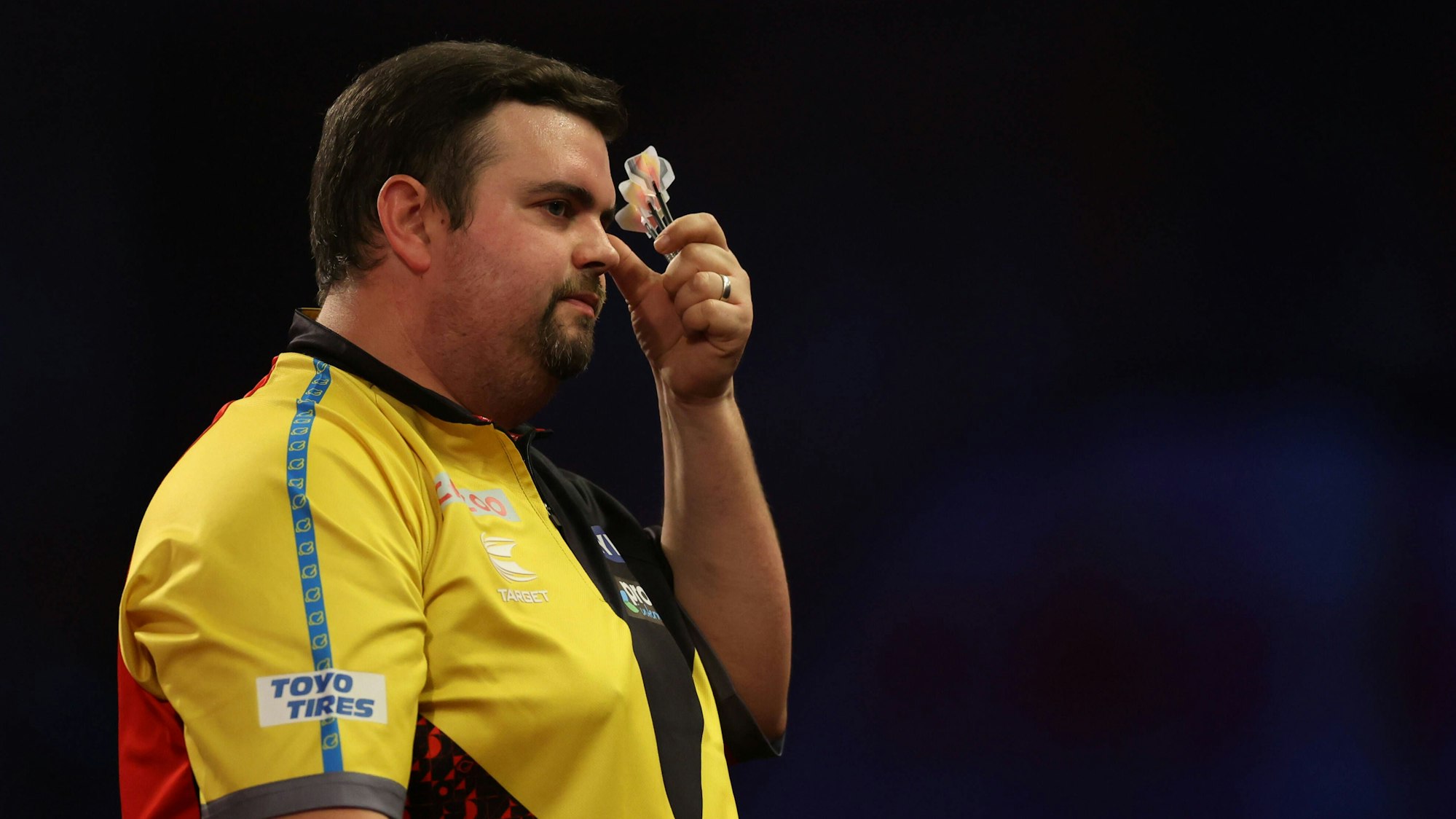 Gabriel Clemens nach einem Wurf im WM-Halbfinale gegen Michael Smith mit seinen Pfeilen in der Hand.