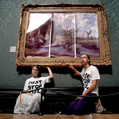 Klimaaktivisten der Organisation Just Stop Oil haben ihre Hände an den Rahmen des Gemäldes «The Hay Wain» von John Constable aus dem Jahr 1821 geklebt.