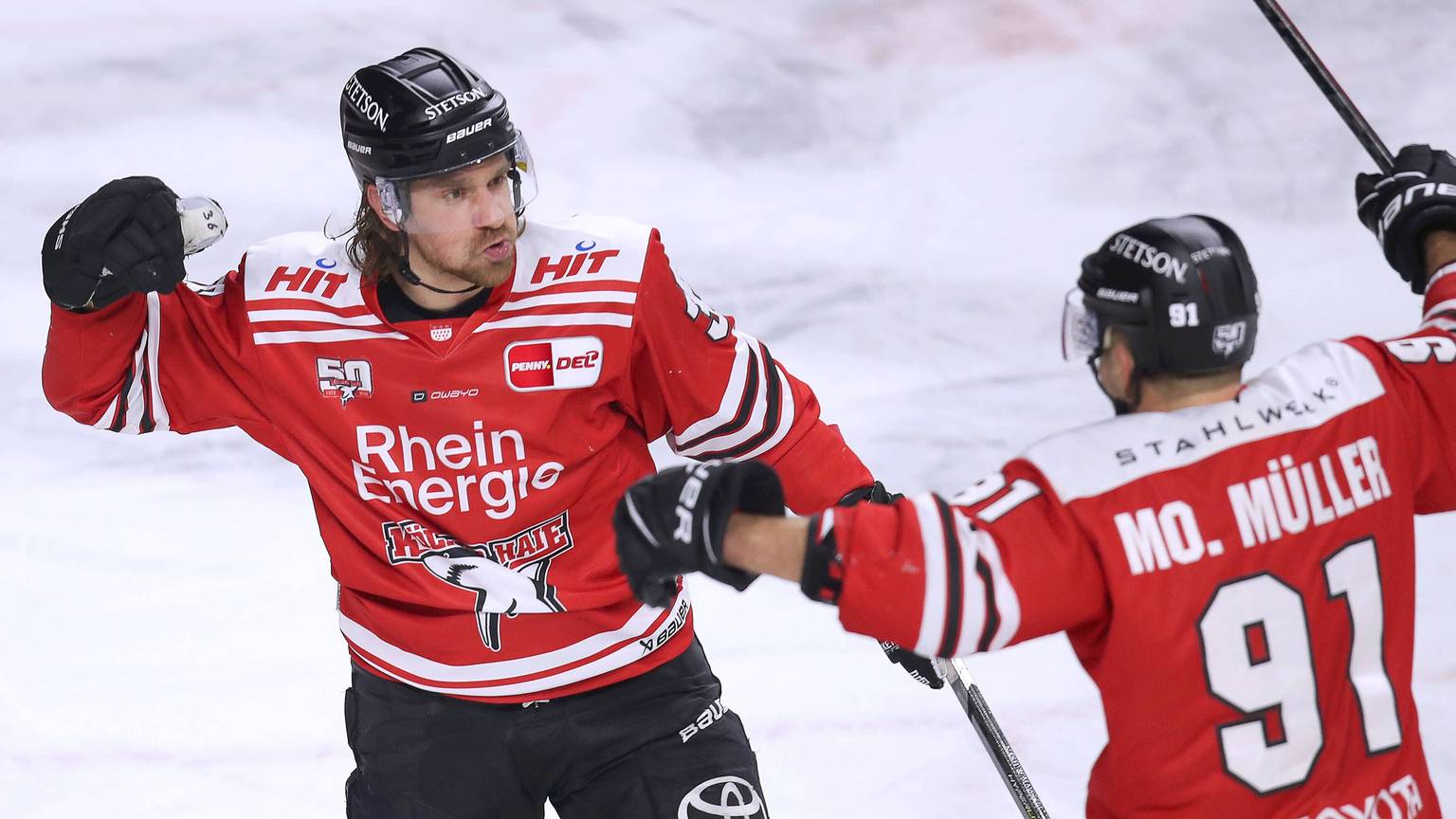 Andreas Thuresson von Kölner Haie erziehlt das Tor zum 1:1 gegen Düsseldorfs und steht jubelnd mit Moritz Müller auf dem Eis.