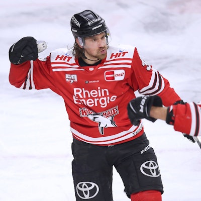 Andreas Thuresson von Kölner Haie erziehlt das Tor zum 1:1 gegen Düsseldorfs und steht jubelnd mit Moritz Müller auf dem Eis.