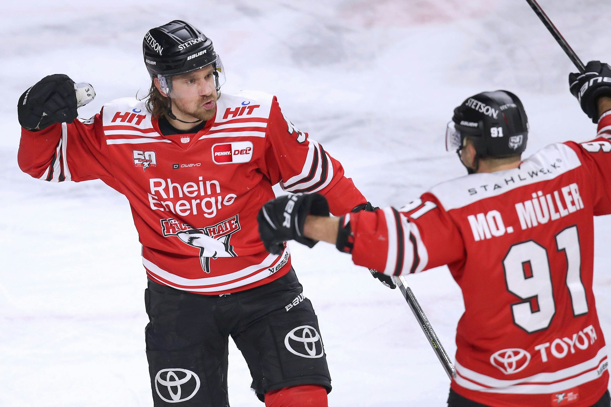 Andreas Thuresson von Kölner Haie erziehlt das Tor zum 1:1 gegen Düsseldorfs und steht jubelnd mit Moritz Müller auf dem Eis.