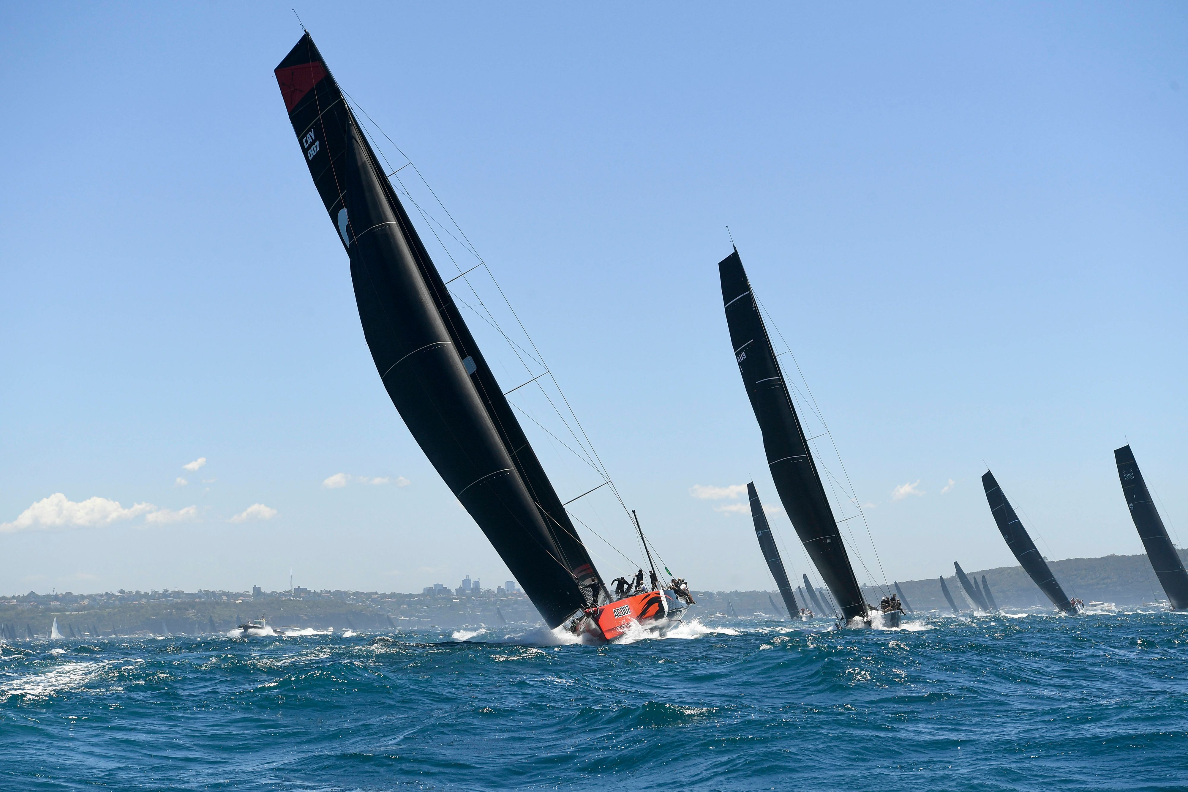Segelboote auf dem Meer vor der Küste von Sydney