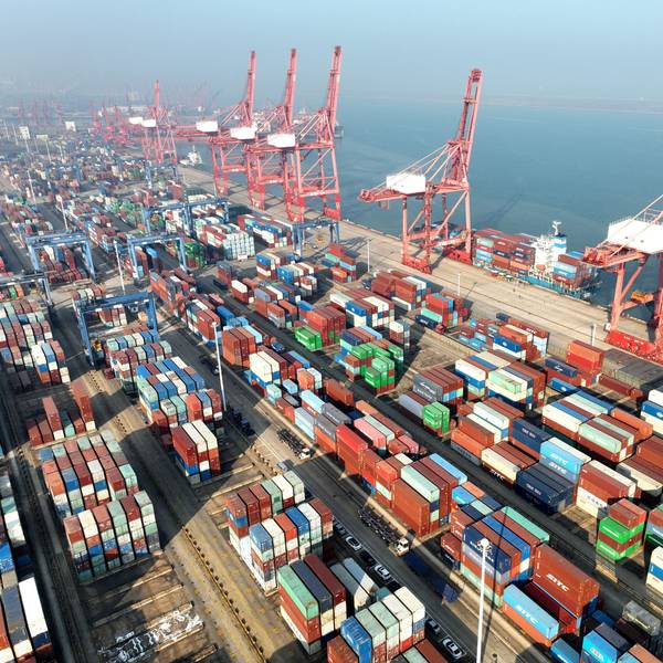 Diese Luftaufnahme zeigt das Containerterminal im Hafen von Lianyungang in der ostchinesischen Provinz Jiangsu.