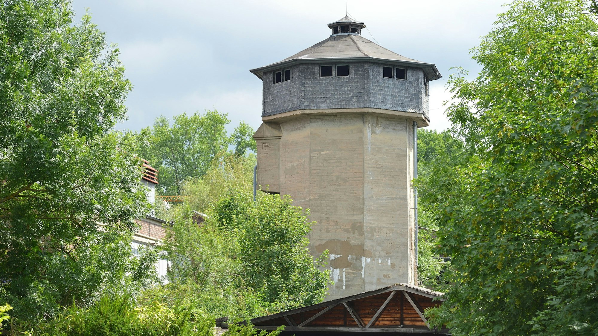 Auf dem Foto ist der historische Wasserturm der ehemaligen Pappenfabrik Wachendorff zu sehen.