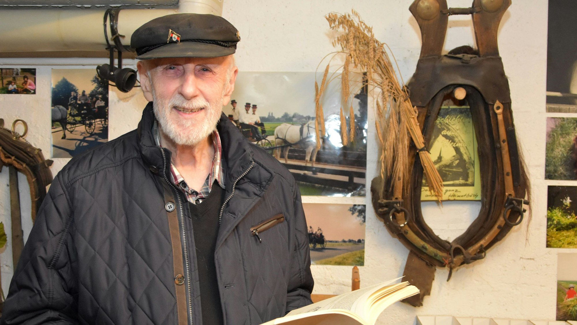 Fratz vor historischen Fotografien.