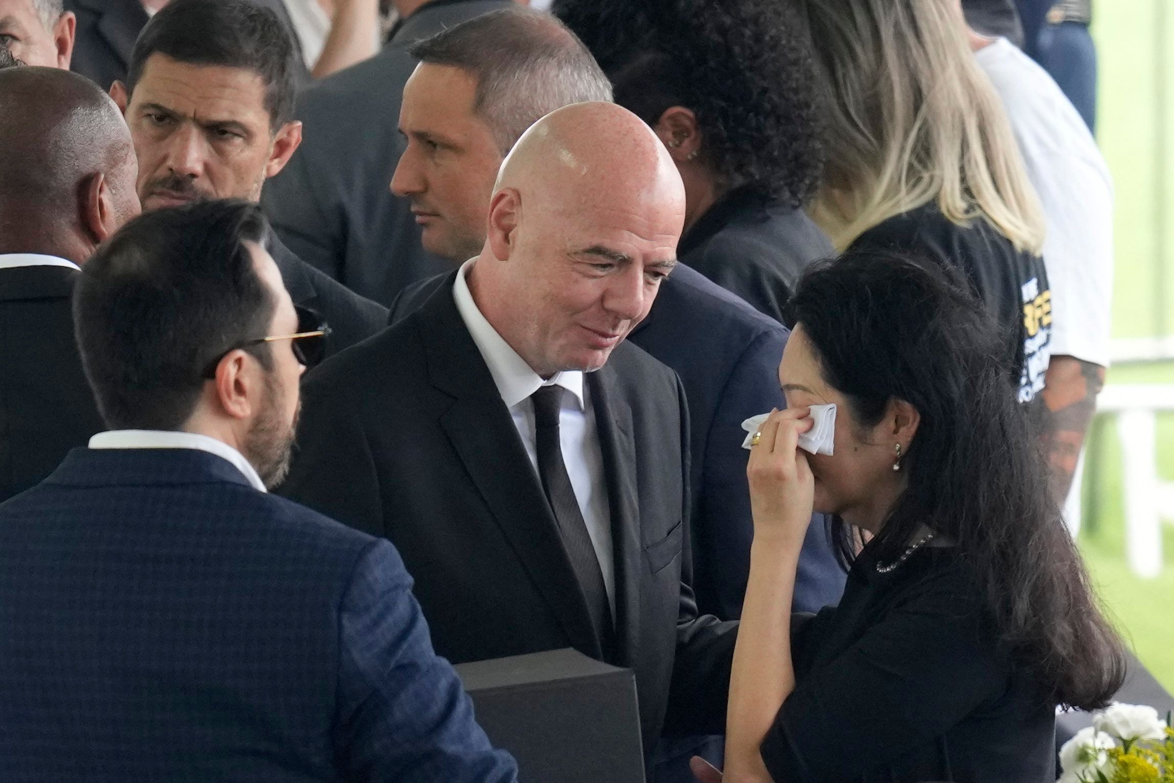 Gianni Infantino (M), Präsident der FIFA, spricht Marcia Aoki (r), Witwe des brasilianischen Fußballstars Pele, sein Beileid aus während der Totenwache im Stadion Vila Belmiro.