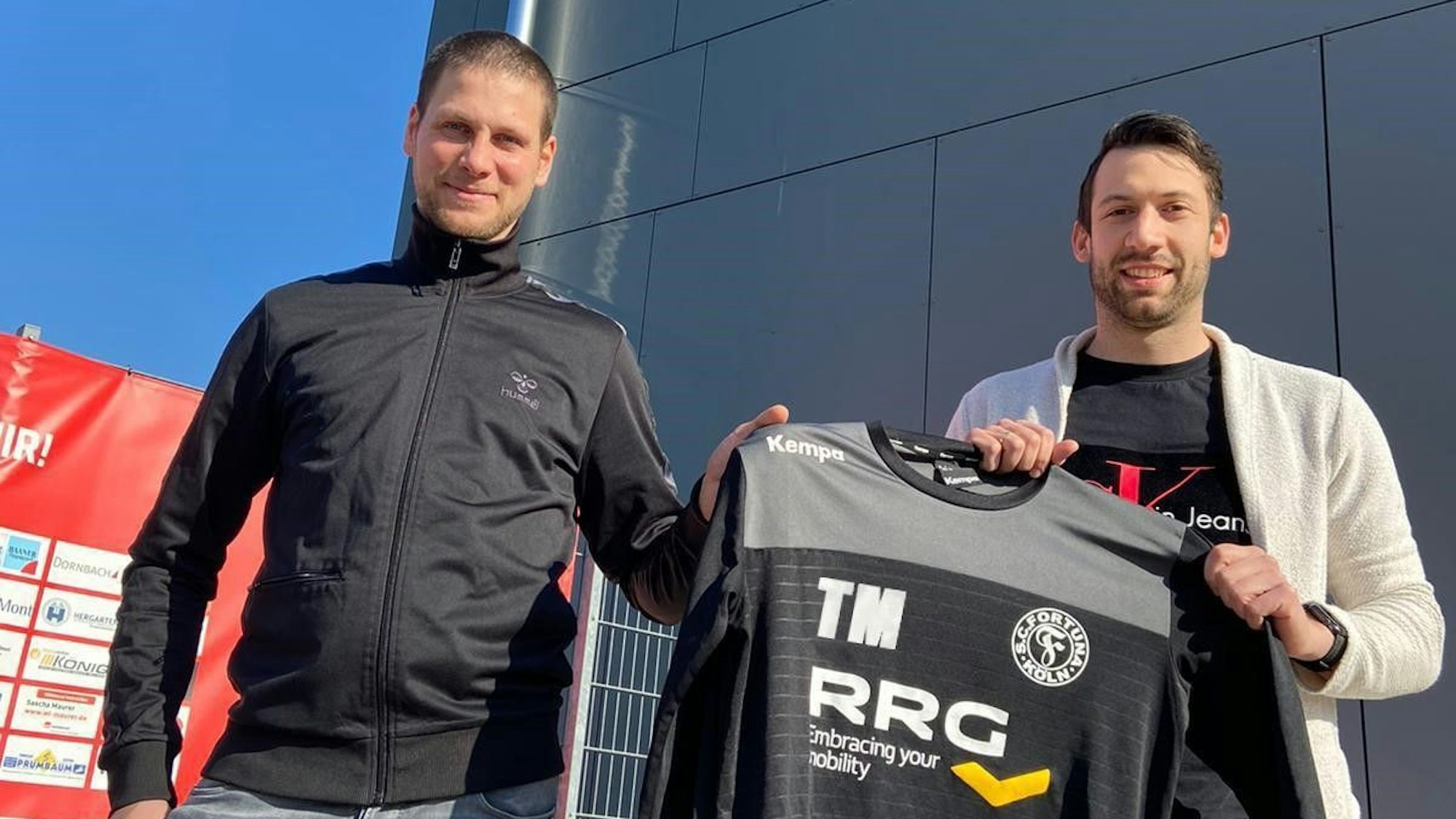 Tobias Marquardt (l.), Trainer der Handballerinnen von Fortuna Köln