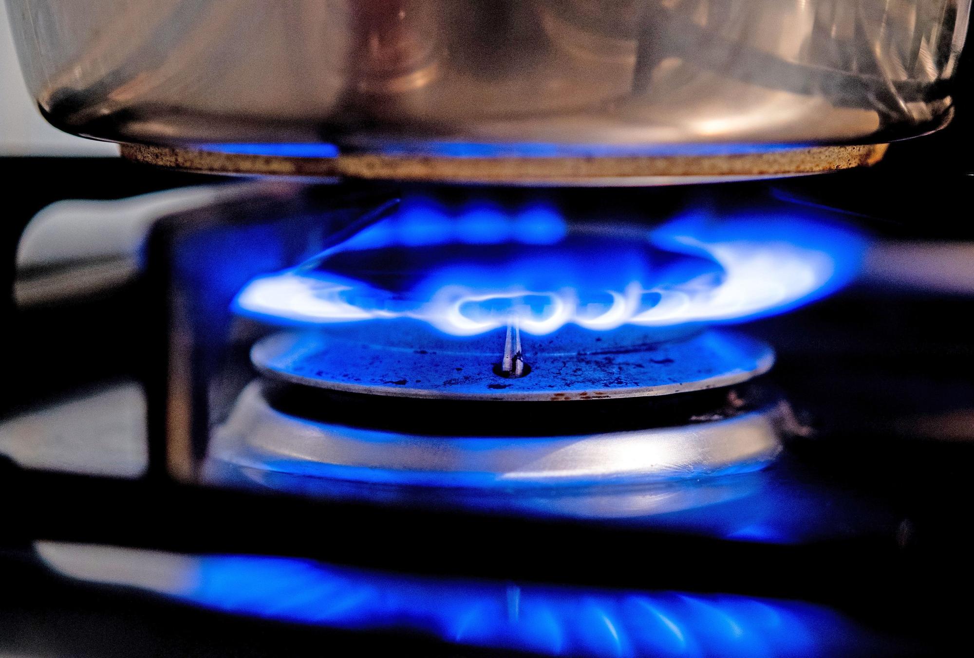 Eine Gasflamme brennt auf einem Küchenherd in einer Wohnung.