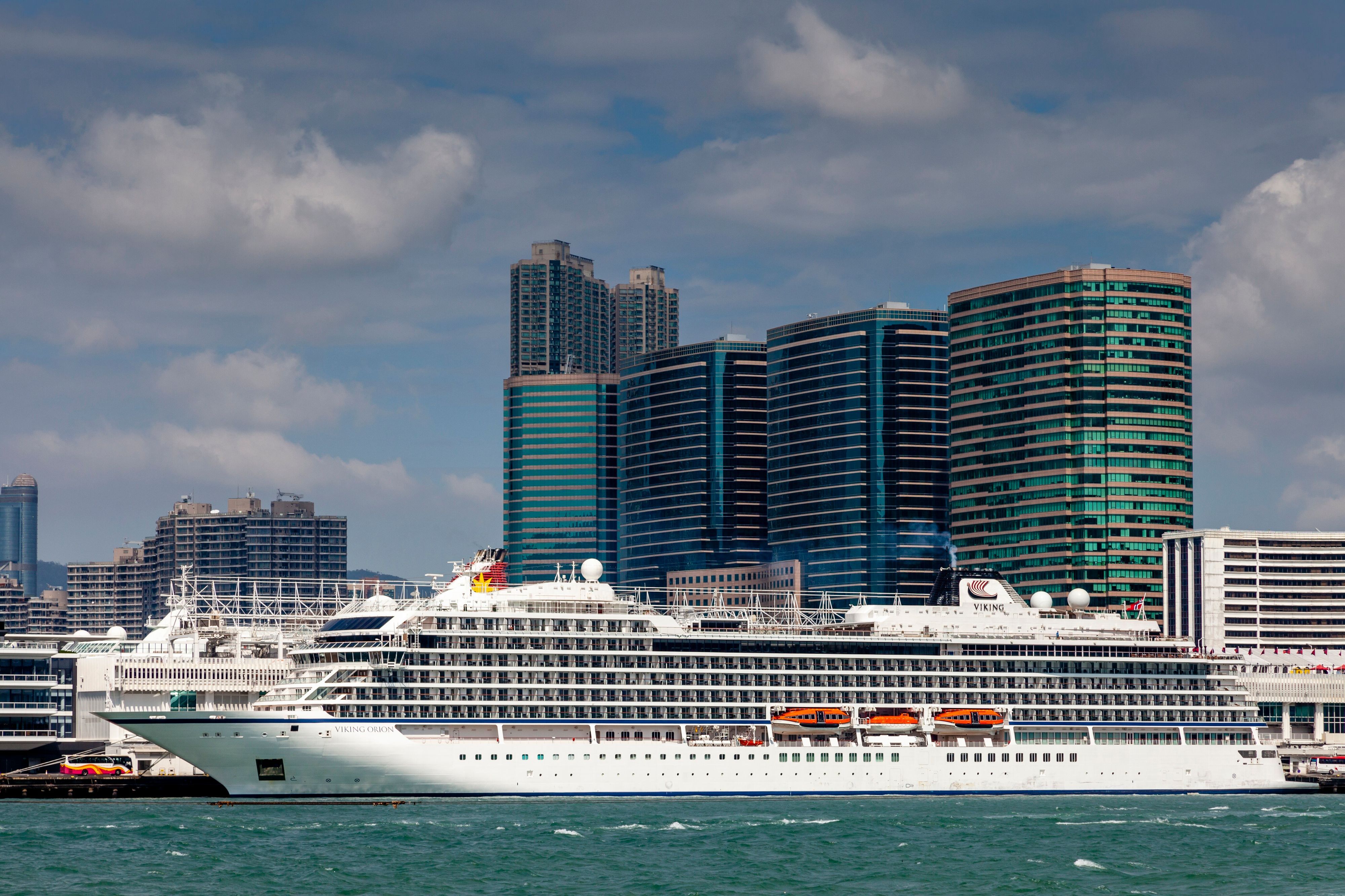 Die „Viking Orion“ fährt im Hafen von Hong Kong ab. Im Hintergrund sind mehrere Hochhäuser zu sehen.