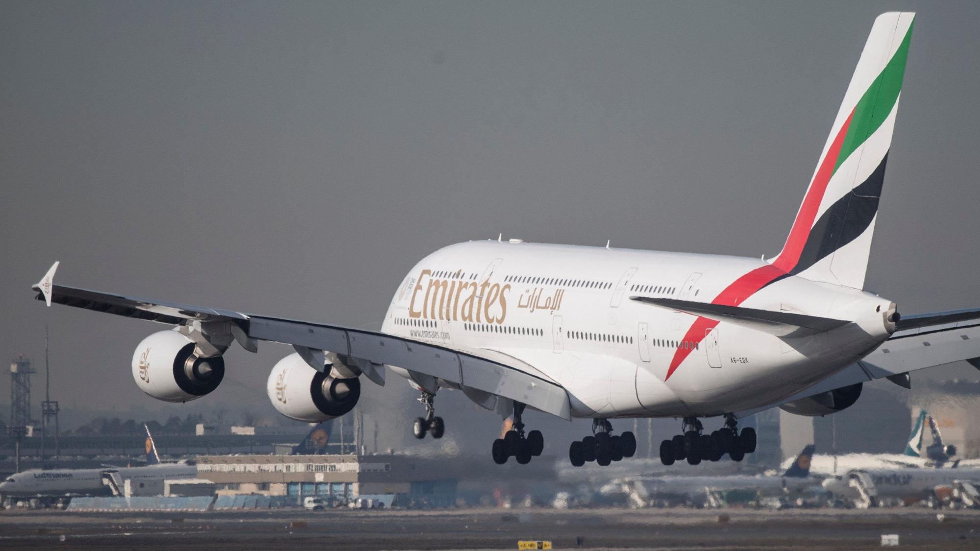 Ein Airbus A-380 von Emirates im Landeanflug.