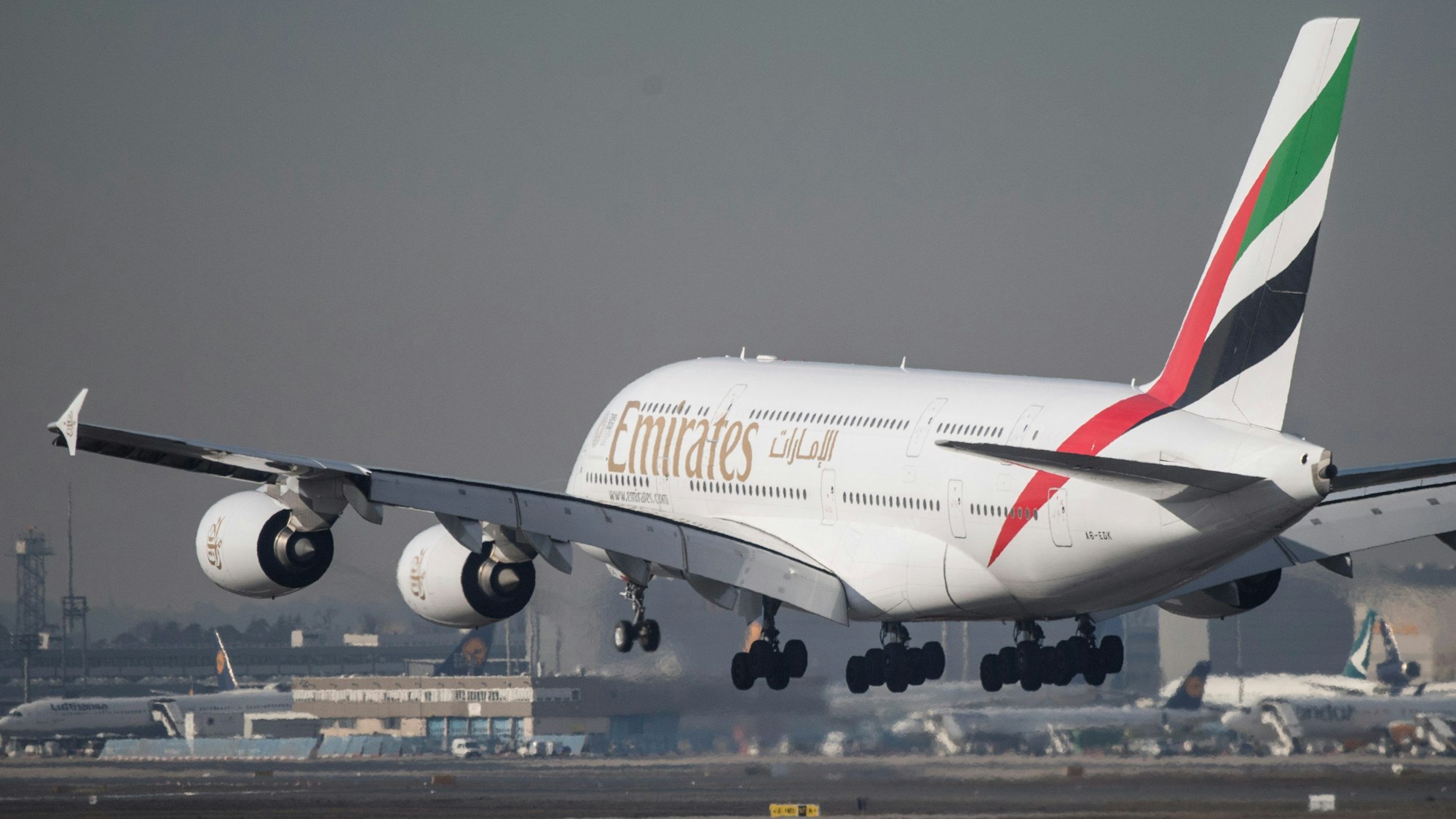 Ein Airbus A-380 von Emirates im Landeanflug.