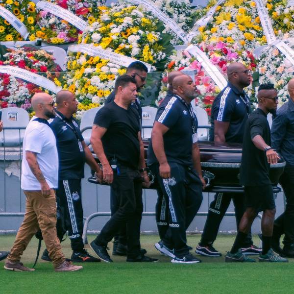 Der Sarg mit dem Leichnam der brasilianischen Fußballgröße Pelé wird in das Stadion Vila Belmiro getragen.