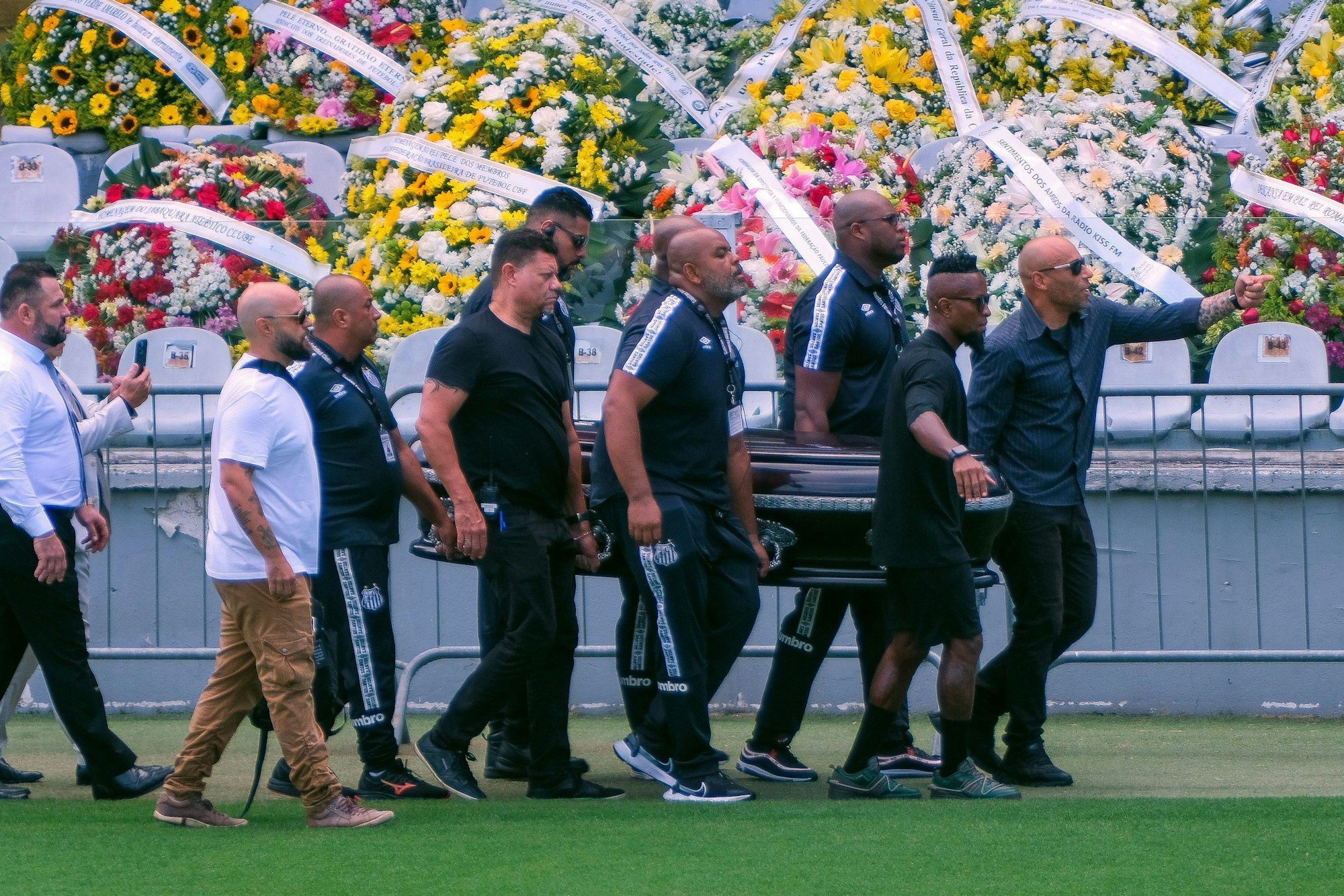Der Sarg mit dem Leichnam der brasilianischen Fußballgröße Pelé wird in das Stadion Vila Belmiro getragen.