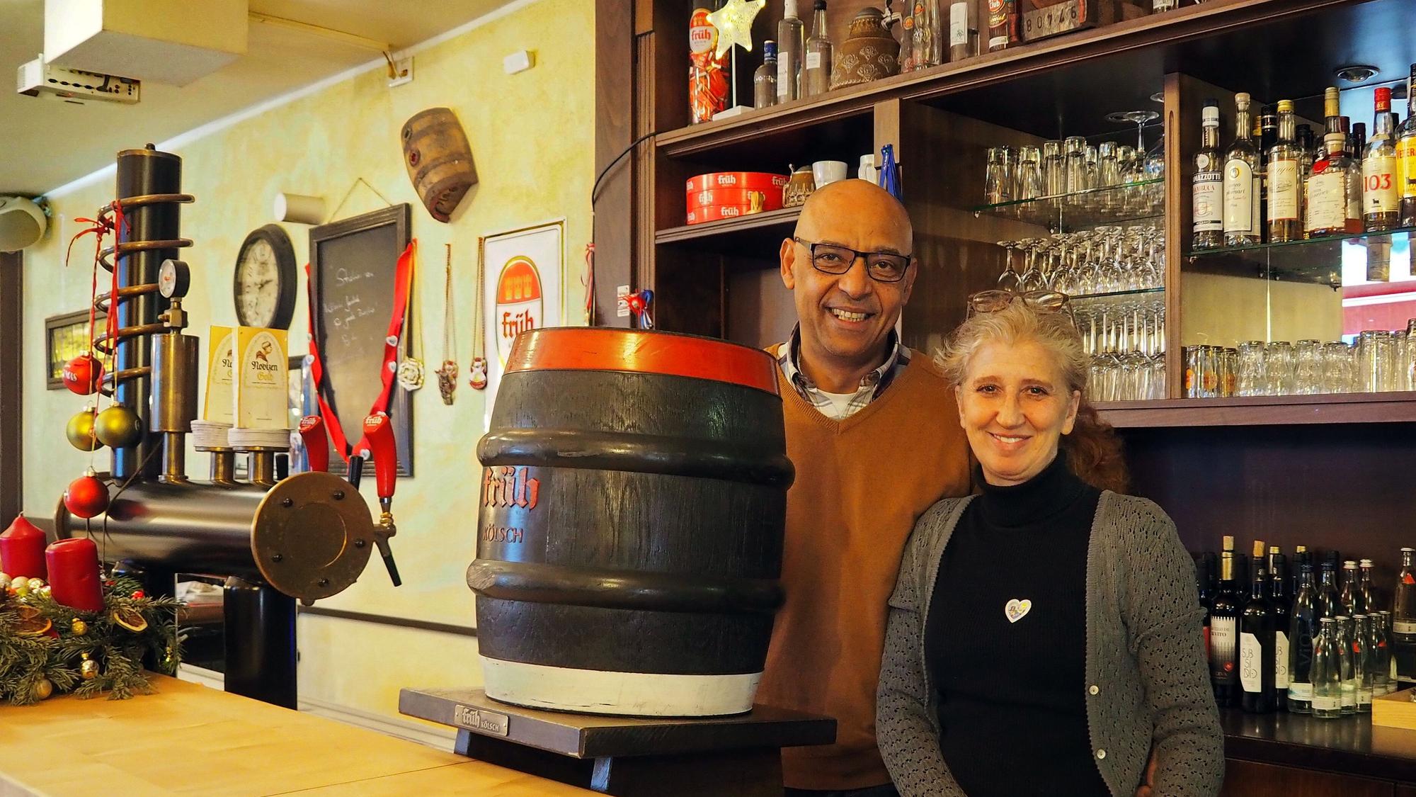 Die beiden Besitzer des „Brauhaus am Kloster“ hinter ihrer Theke.