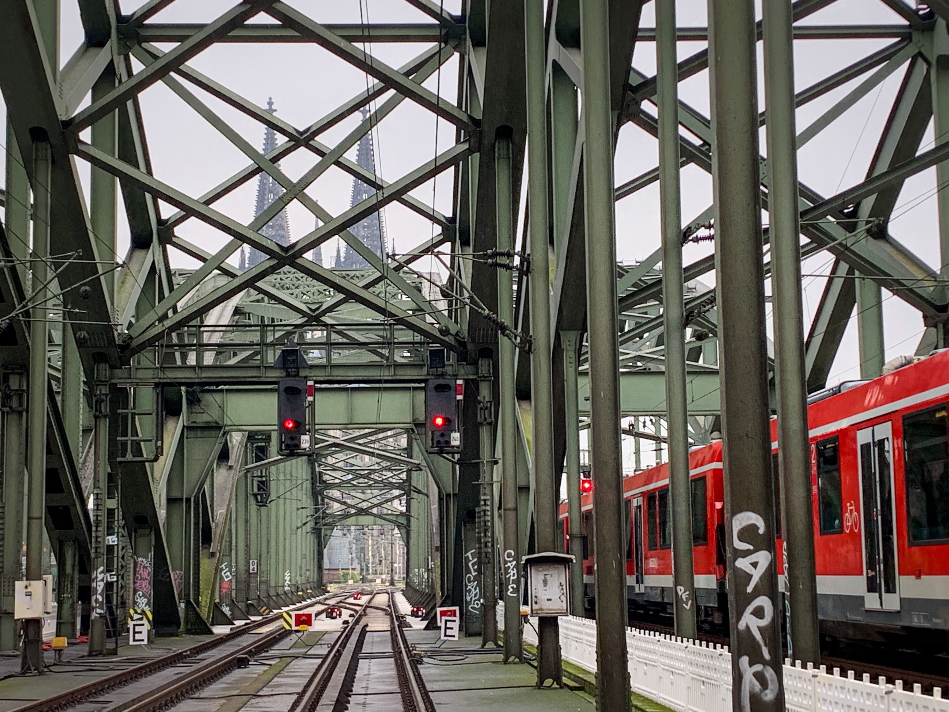Zwei der sechs Gleise auf der Hohenzollernbrücke in Köln sind während der Bauarbeiten gesperrt.
