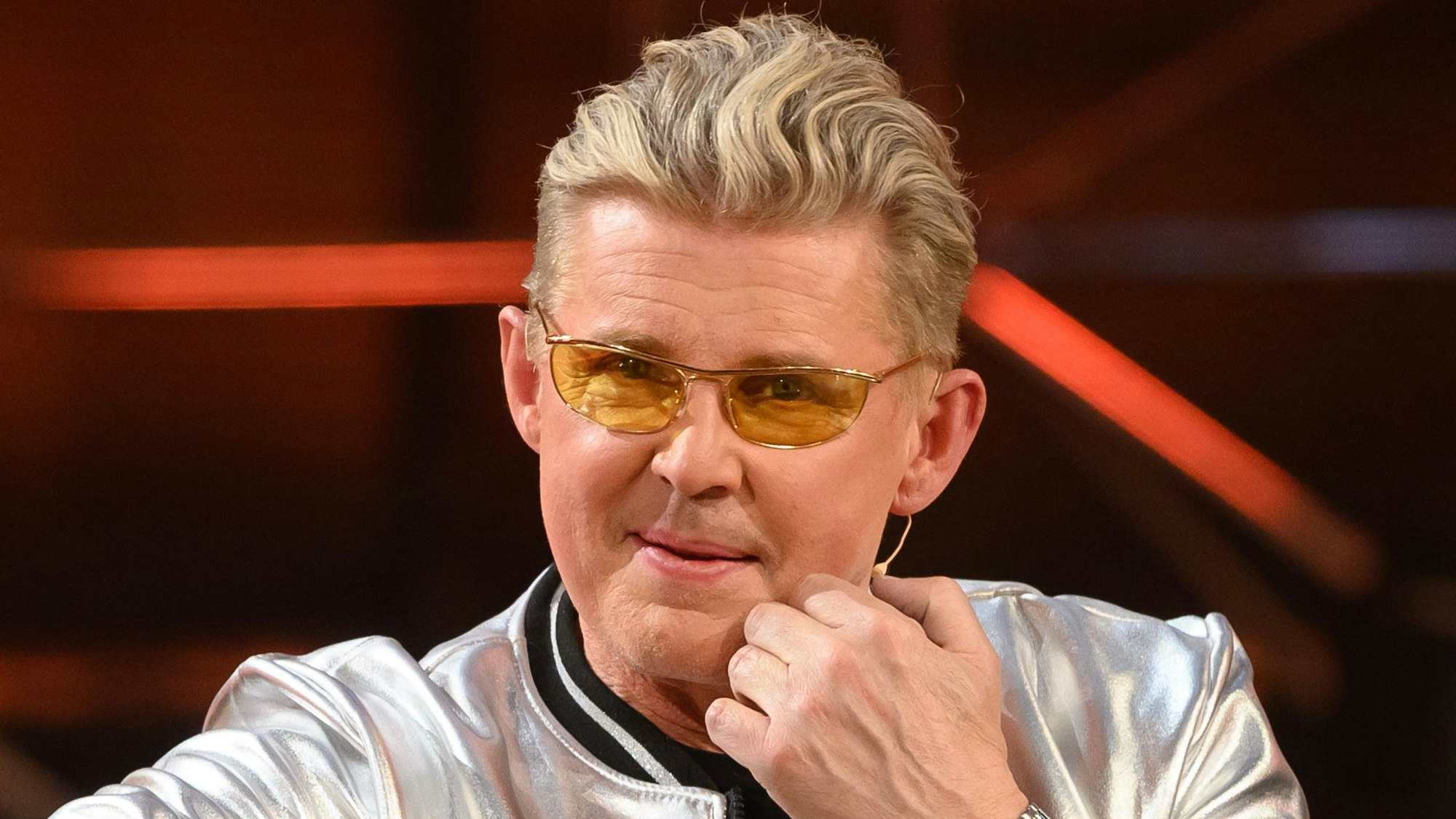 Markus Mörl, deutscher Popsänger sitzt während der Aufzeichnung «50 Jahre ZDF Hitparade» auf dem Sofa in der Baden Arena.