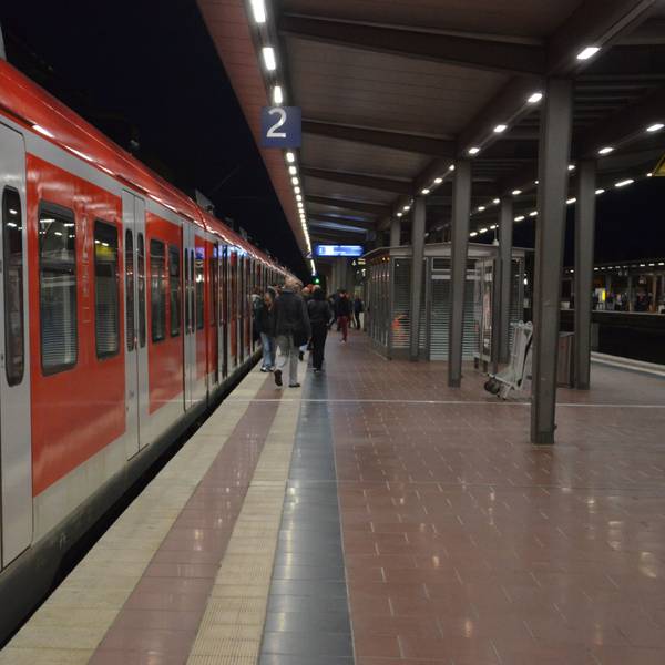 Eine Regionalbahn am Bahnhof Siegburg.