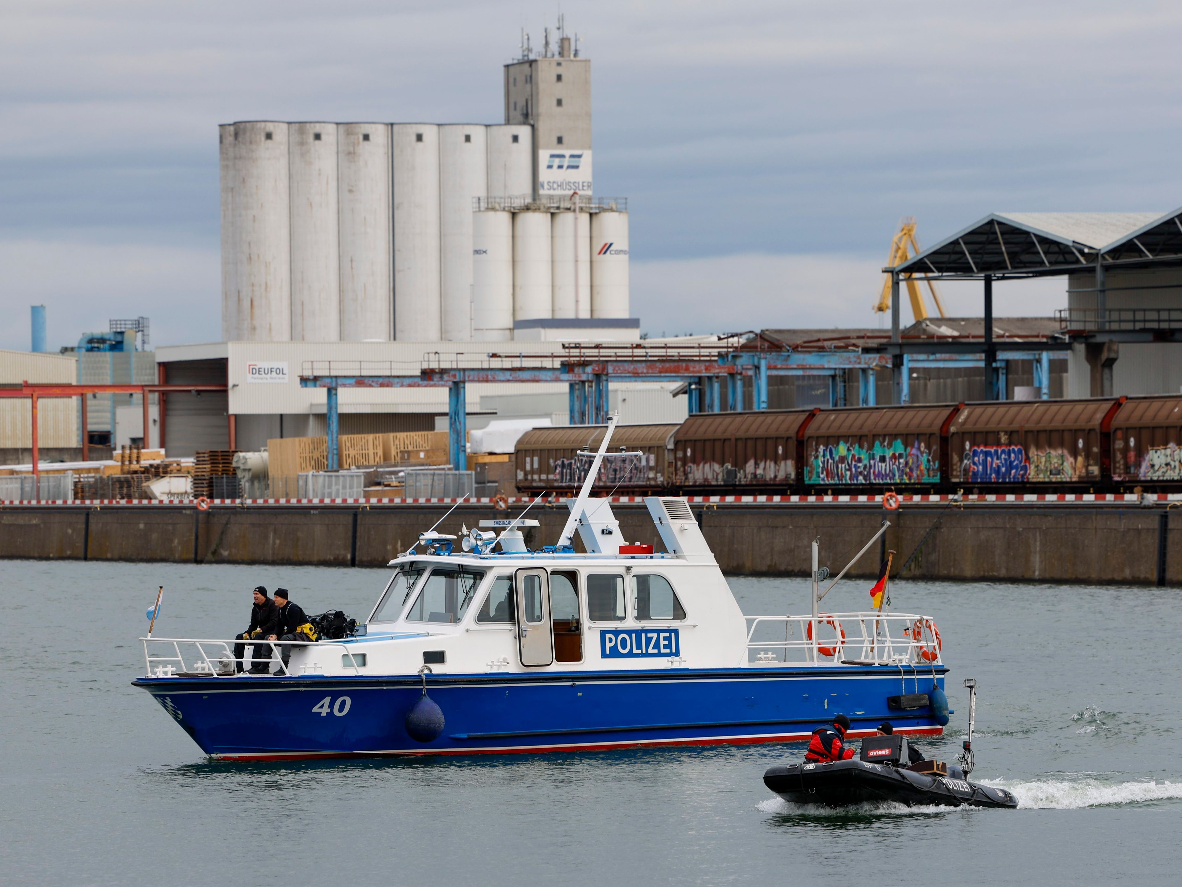 Taucher mit Sonar, Leichenspürhunde und Sonarboote suchen nach einer vermissten Schwangeren im Nürnberger Hafen.