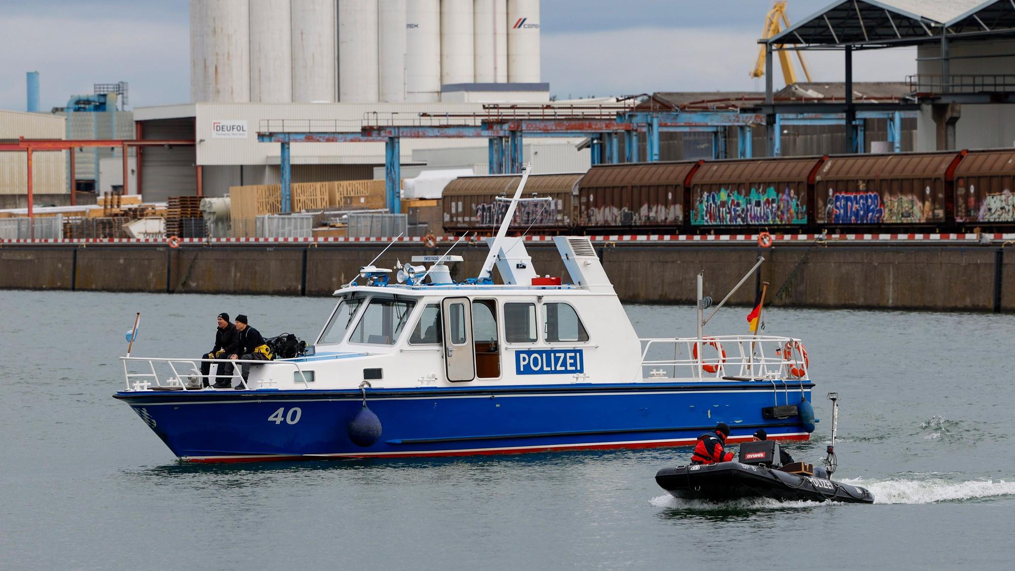 Taucher mit Sonar, Leichenspürhunde und Sonarboote suchen nach einer vermissten Schwangeren im Nürnberger Hafen.