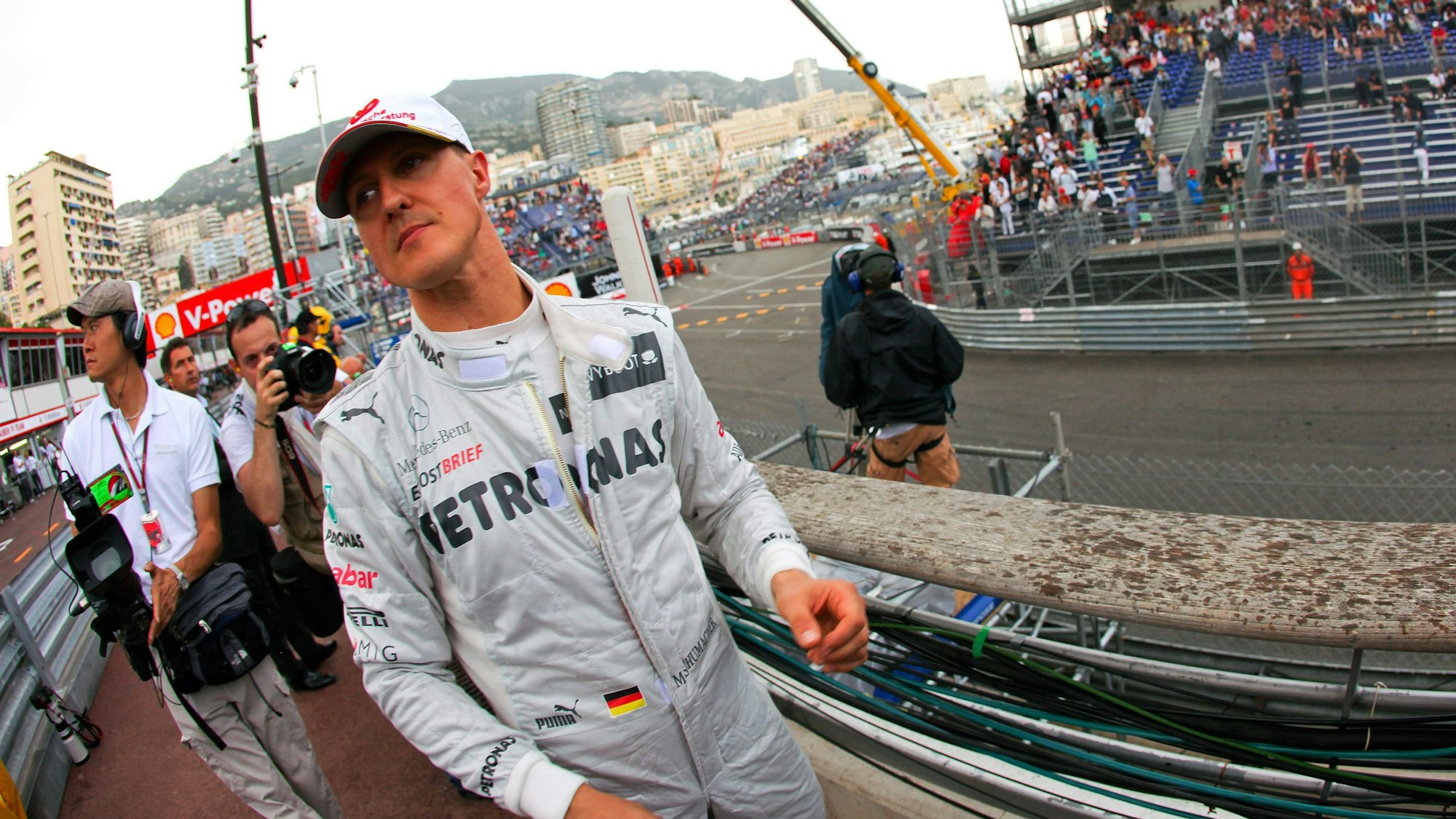 Der damalige Formel-1-Fahrer Michael Schumacher von Mercedes AMG in der Boxengasse während des zweiten Trainings auf der Rennstrecke von Monte Carlo in Monaco.