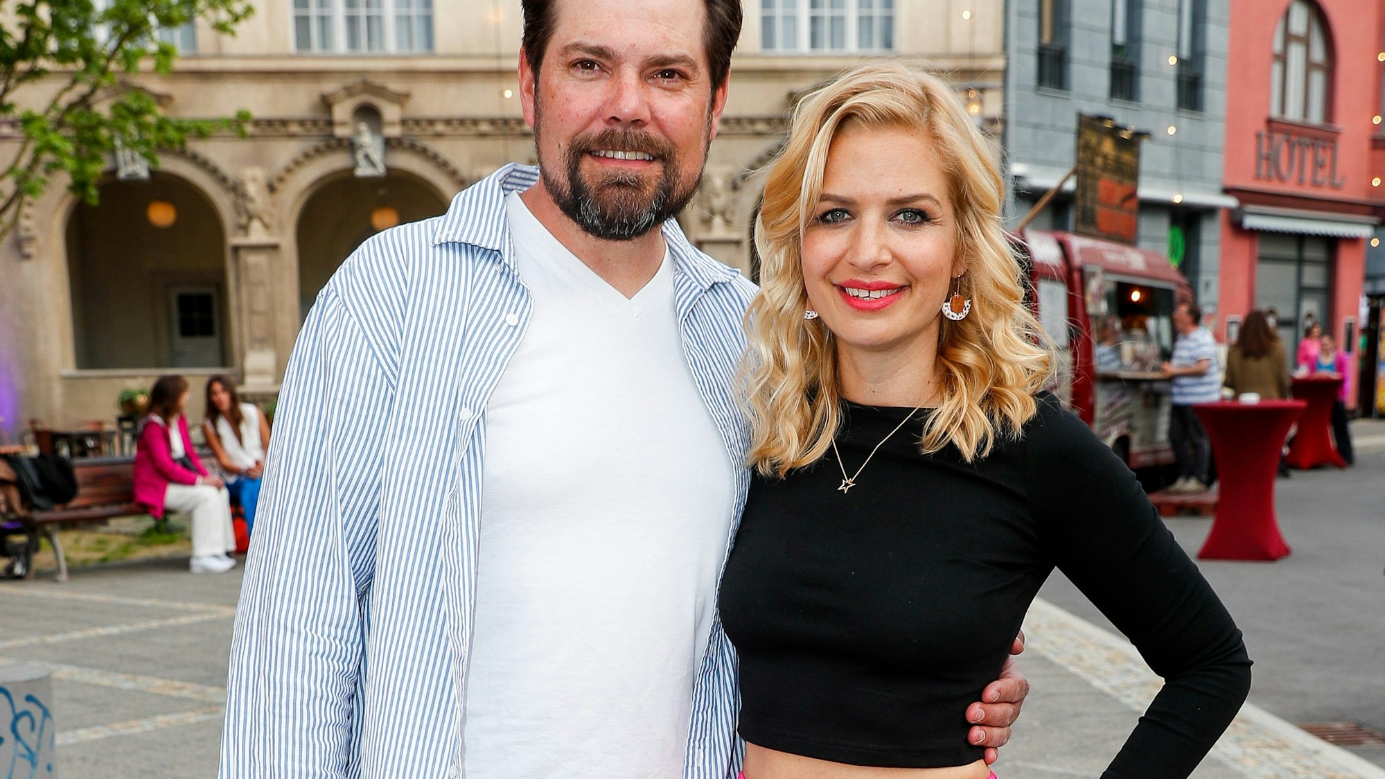 Susan Sideropoulos und Daniel Fehlow beim Jubiläumsfest 30 Jahre RTL-Sendung "Gute Zeiten - schlechte Zeiten·im Kolle-Kiez in Potsdam.