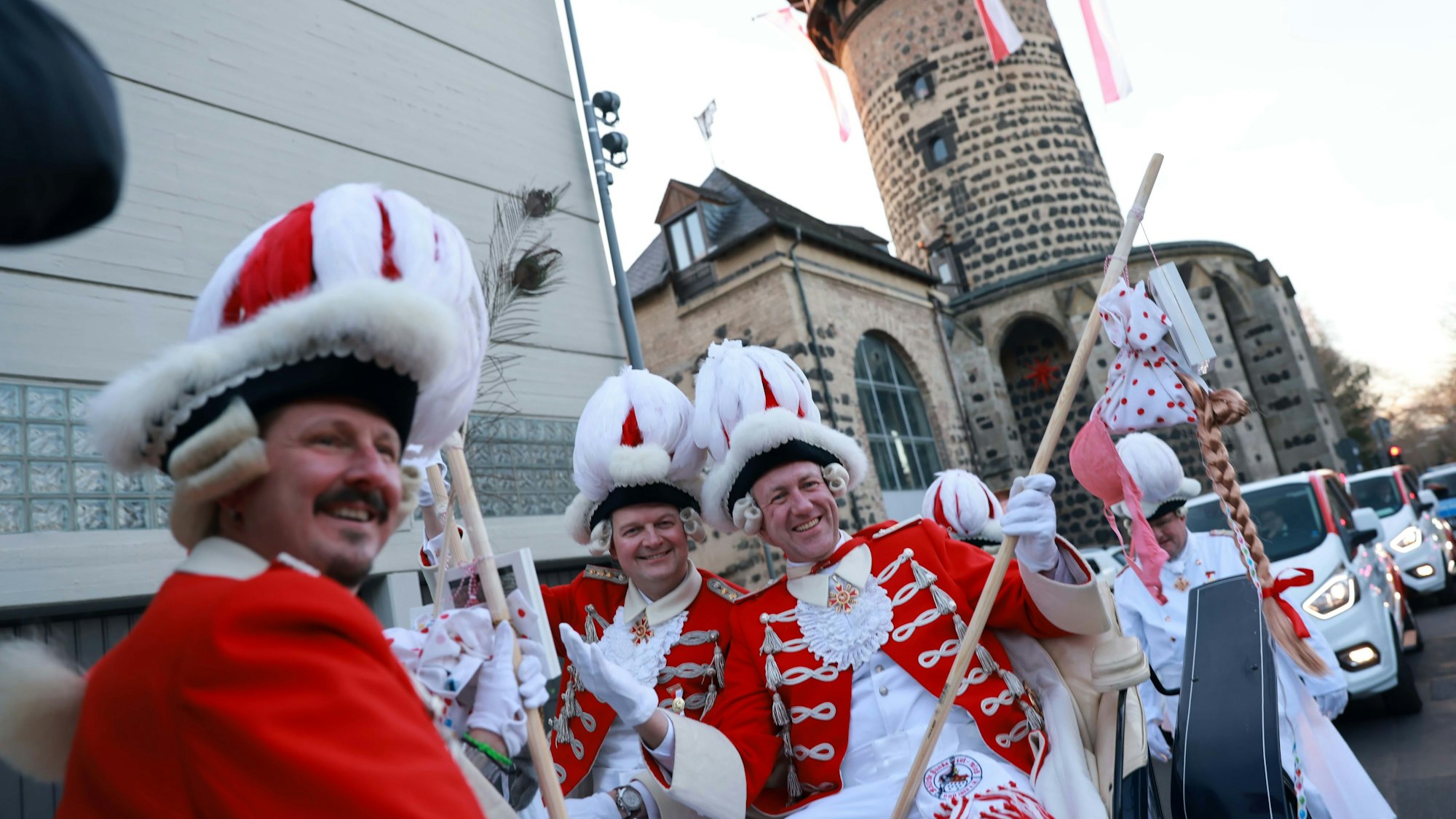 Bauer Marco Schneefeld, Prinz Boris Müller und Jungfrau Agrippina (André Fahnenbruck) sitzen ihrer Kutsche vor der Severinstorburg und fahren Richtung Dorint Hotel, wo sie den Einzug in die Hofburg feiern.