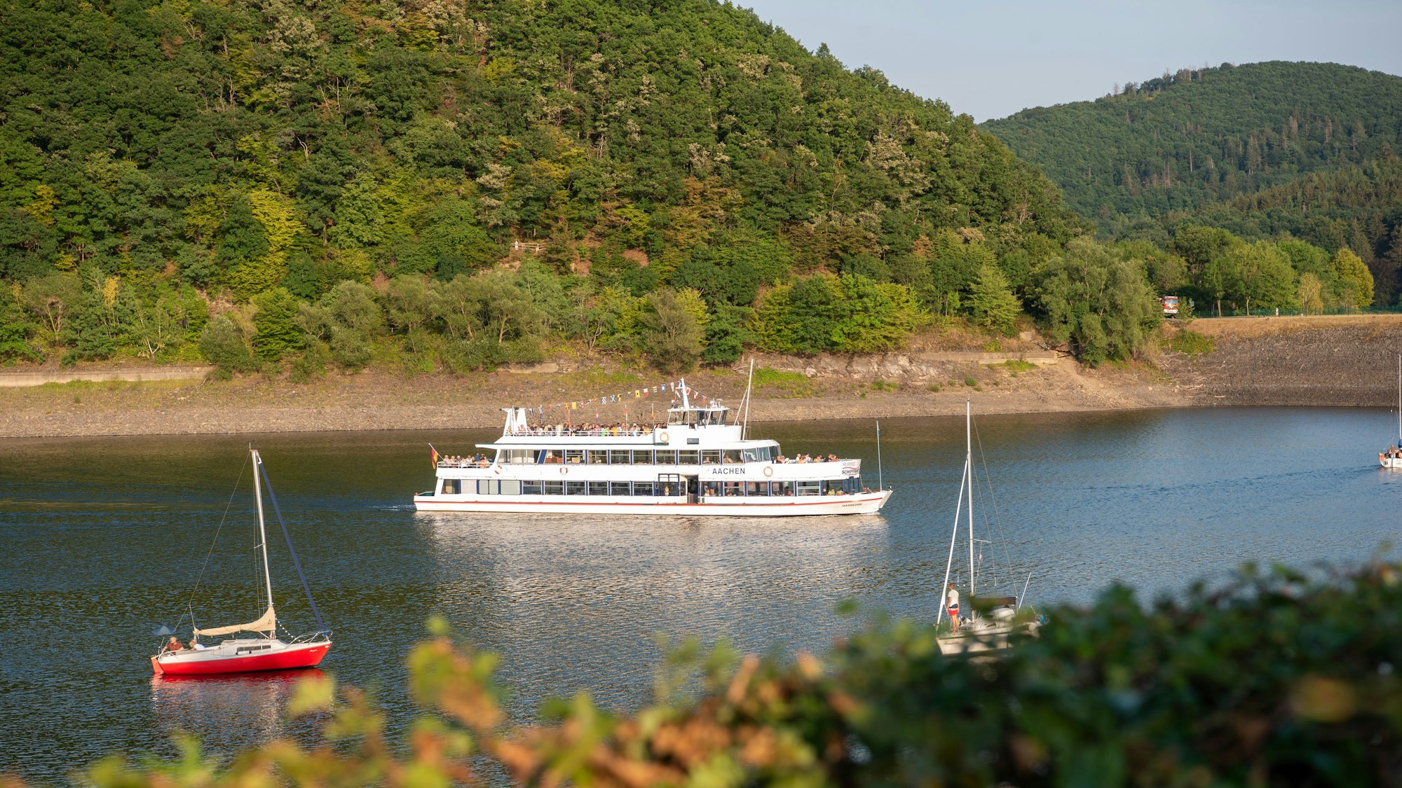 Ein Schiff auf dem Fluss