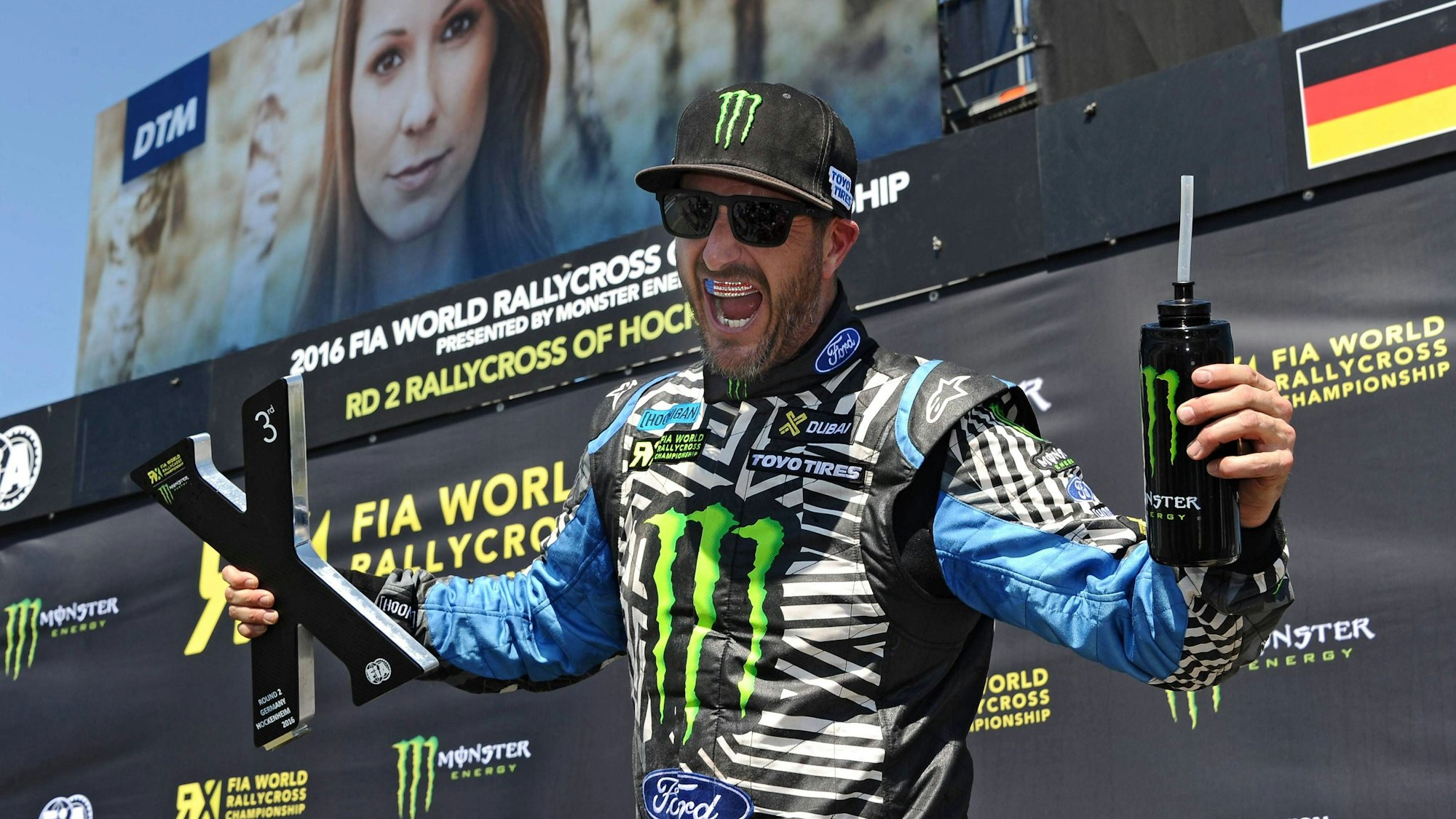 Hockenheimring 2016: Rennfahrer Ken Block freut sich nach dem Rennen zur Rallycross WM 2016.