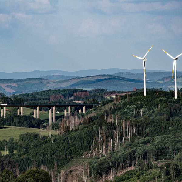 Windräder im Oberbergischen, hier im Bild: Anlagen bei Gummersbach-Hardt, nahe der Grenze Drolshagen. Im Hintergund ist die A 45, also die Sauerlandlinie, zu sehen. Genauer: die Autobahntalbrücke bei Piene.