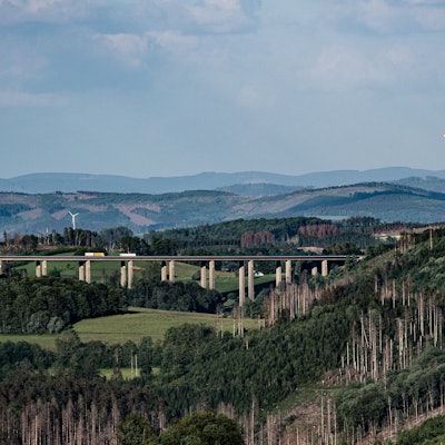 Windräder im Oberbergischen, hier im Bild: Anlagen bei Gummersbach-Hardt, nahe der Grenze Drolshagen. Im Hintergund ist die A 45, also die Sauerlandlinie, zu sehen. Genauer: die Autobahntalbrücke bei Piene.