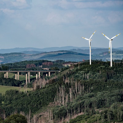 Zwei Windräder stehen bei Gummersbach-Hardt an der Grenze zu Drolshagen.