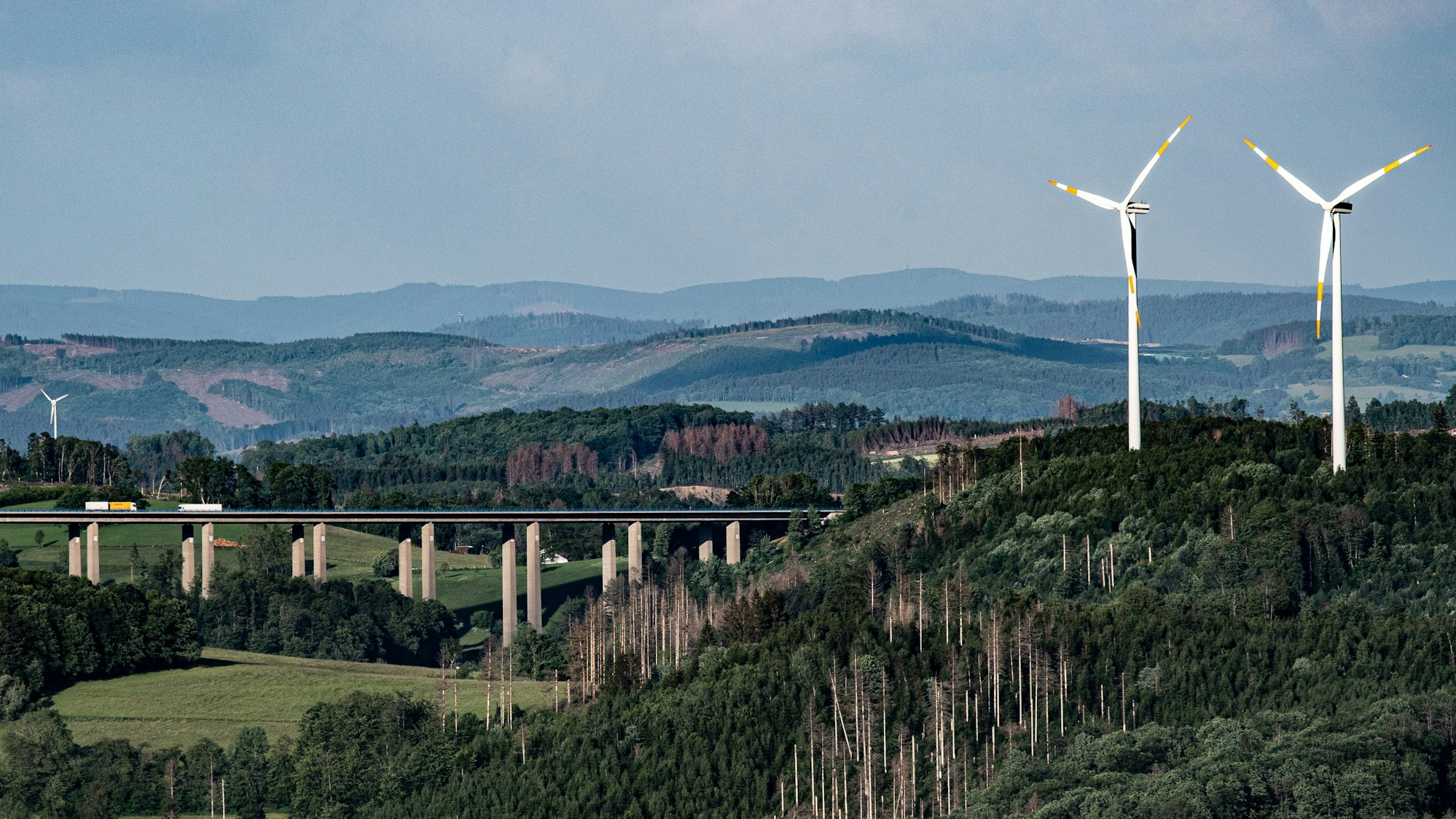 Windräder im Oberbergischen, hier im Bild: Anlagen bei Gummersbach-Hardt, nahe der Grenze Drolshagen. Im Hintergund ist die A 45, also die Sauerlandlinie, zu sehen. Genauer: die Autobahntalbrücke bei Piene.