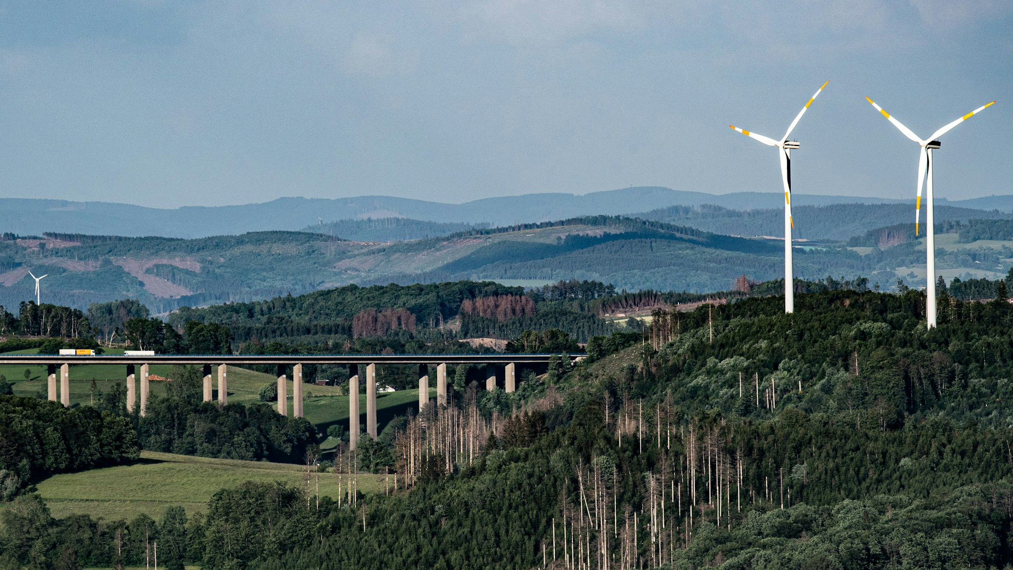 Windräder im Oberbergischen, hier im Bild:  Anlagen bei Gummersbach-Hardt, nahe der Grenze Drolshagen. Im Hintergund ist die A 45, also die Sauerlandlinie, zu sehen. Genauer: die Autobahntalbrücke bei Piene.