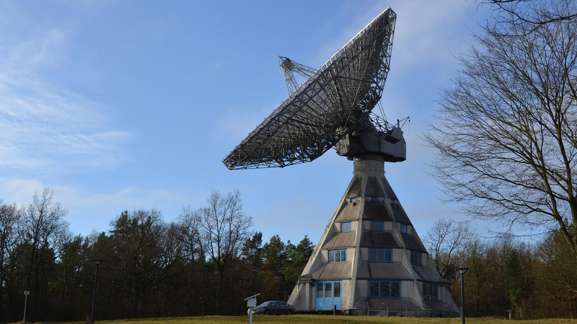 Das Bild zeigt die historische Radiosternwarte auf dem Stockert bei Bad Münstereifel-Eschweiler.