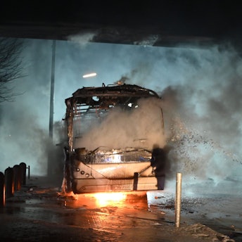 Berlin: Feuerwehrleute löschen an der Sonnenallee einen Reisebus, der von Unbekannten angezündet worden war.